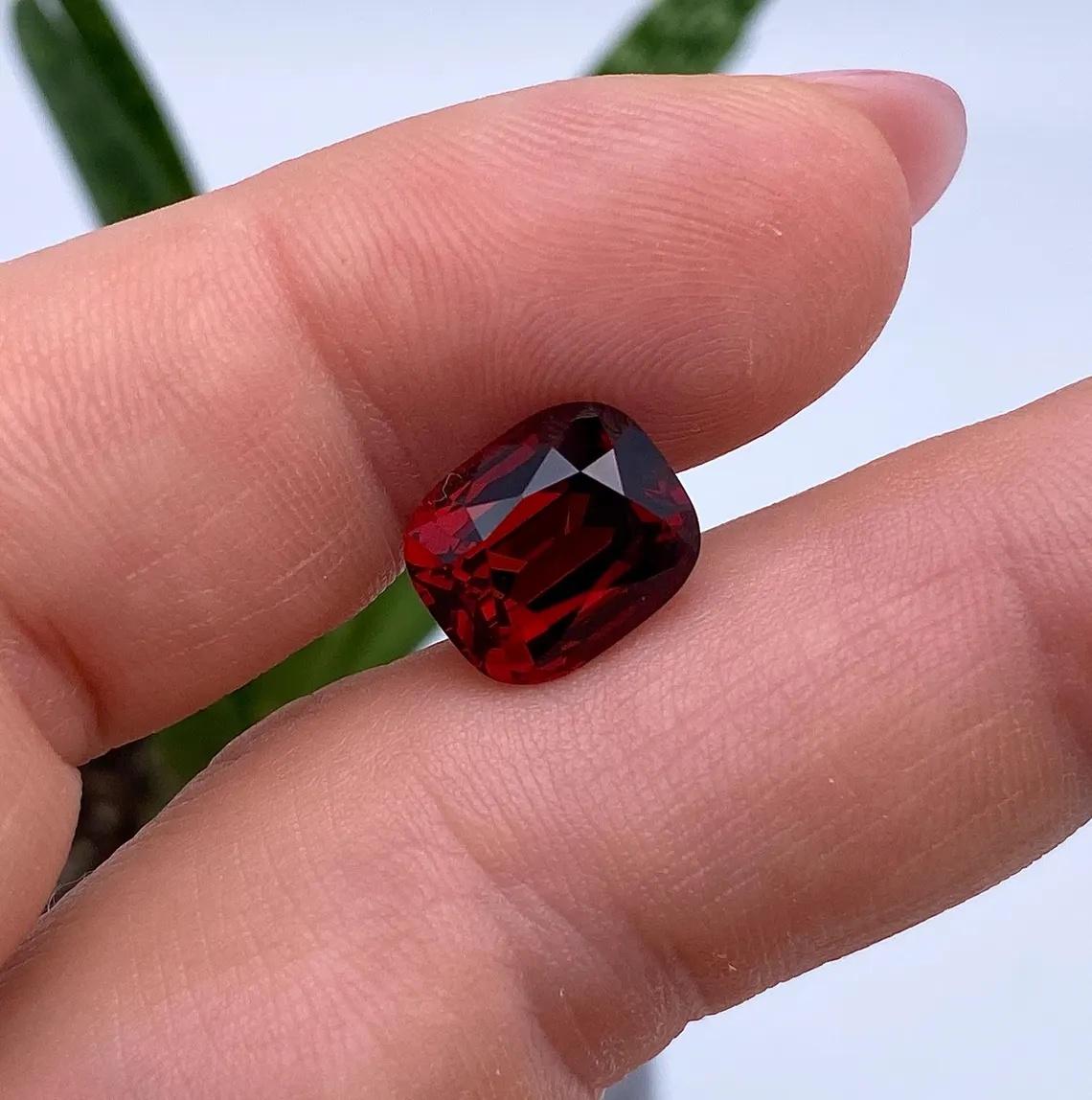 GFCO Certified 6.26ct Natural Pyrope-Almandine Garnet gemstone, Cushion cut. For Sale 1
