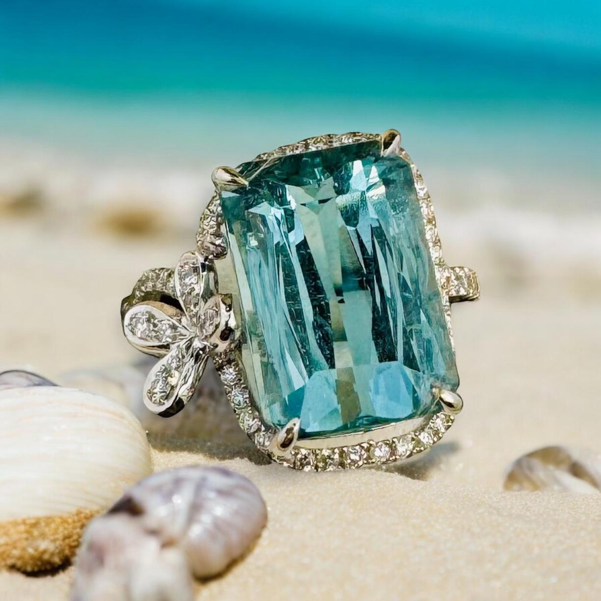 Dieser exquisite Ring ist aus 18 Karat Weißgold gefertigt und verfügt über einen atemberaubenden, GFCO-zertifizierten 7,02-Karat-Aquamarin im Oktagon-Schliff als Herzstück, der durch vier Eckkrallen sicher an seinem Platz gehalten wird und für ein