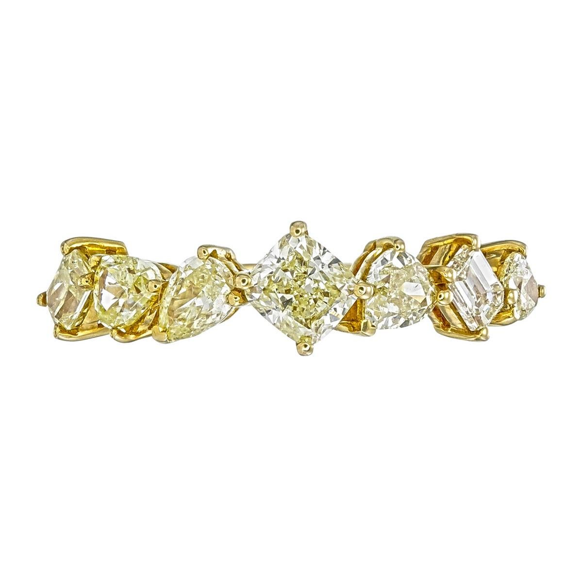 Bague en or blanc 18kt avec diamants
  
  Couleur de l'or et carat : Or blanc 18kt
  Poids : 2.991 grammes
  
  Ensemble avec...
  Type de pierre : Diamant
  Forme : Mélange
  Carat : 1.29 (07 Pcs ) 
  Couleur : Jaune fantaisie 
  Clarté : VVS-VS
 