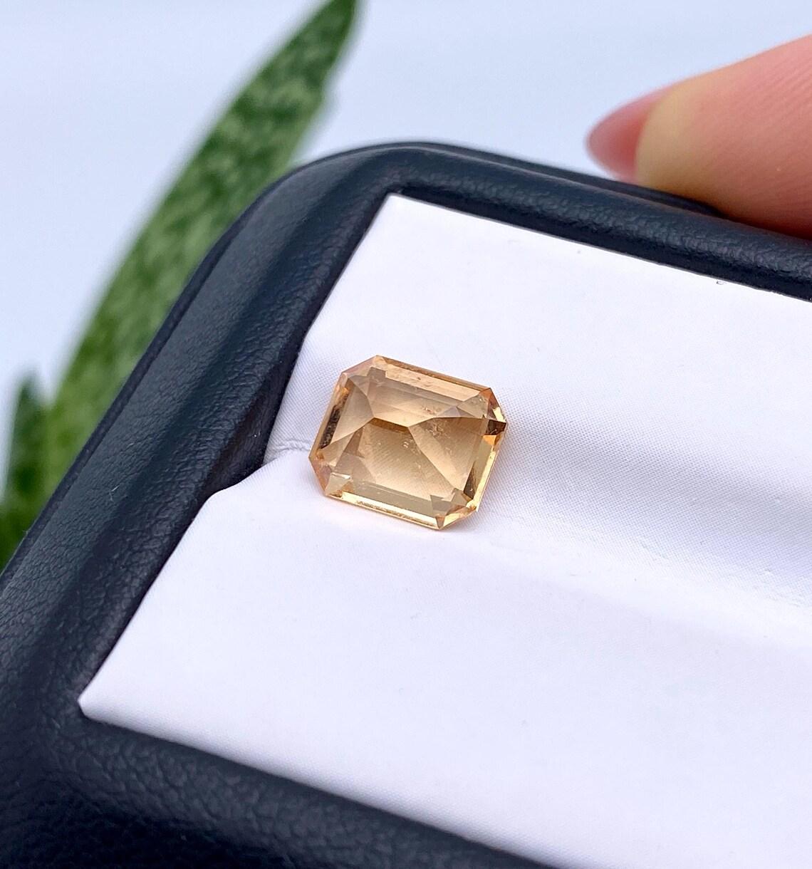 Pierre précieuse grenat hessonite naturelle certifiée GFCO de 2,92 carats, taille octogonale. Tanzanie. en vente 1