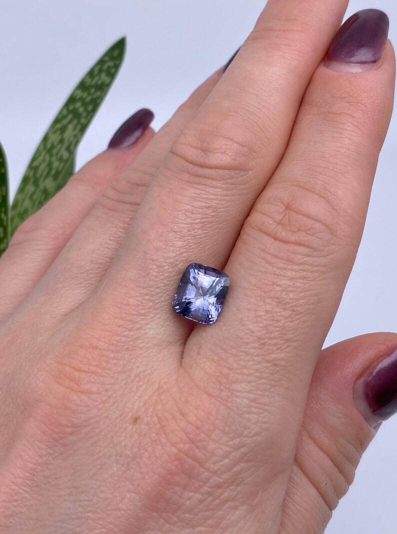 GFCO Certified Nature 4.02Ct Violet Spinel gemstone, Cushion cut, Tanzania Unisexe en vente