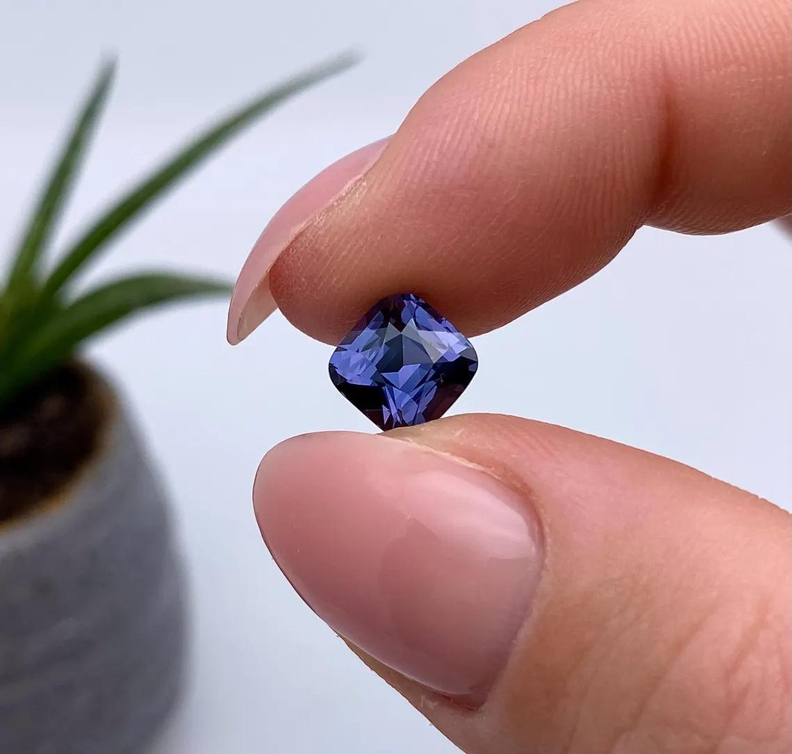 Taglio cuscino Gemma Spinello Viola VS 3,22ct certificata GFCO, taglio a cuscino, Tanzania in vendita