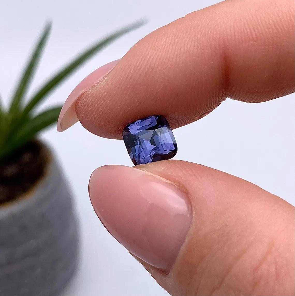 Gemma Spinello Viola VS 3,22ct certificata GFCO, taglio a cuscino, Tanzania in vendita 1