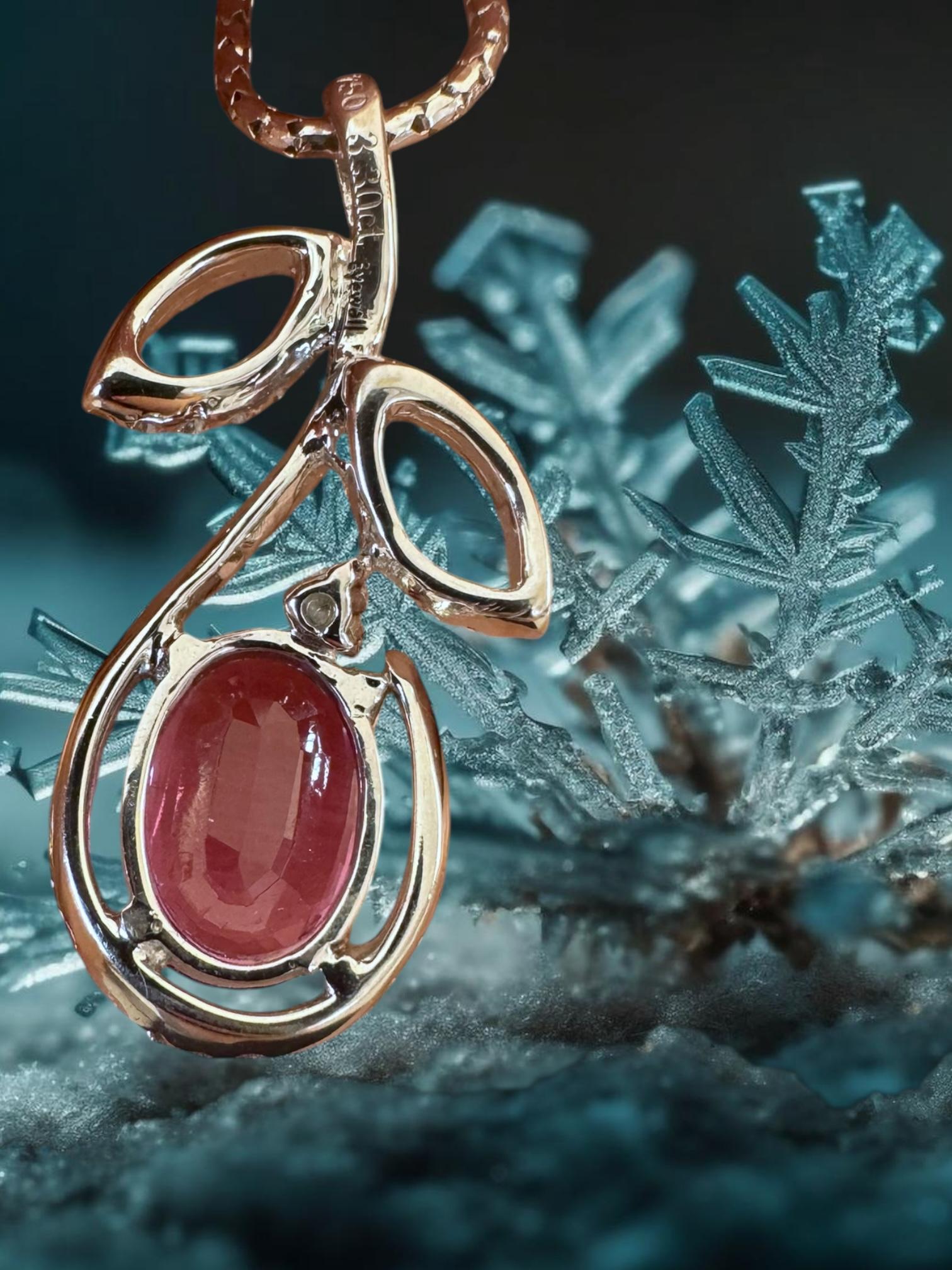 Donna Ciondolo a forma di foglia con zaffiro rosa e diamante, certificato GFCO in vendita