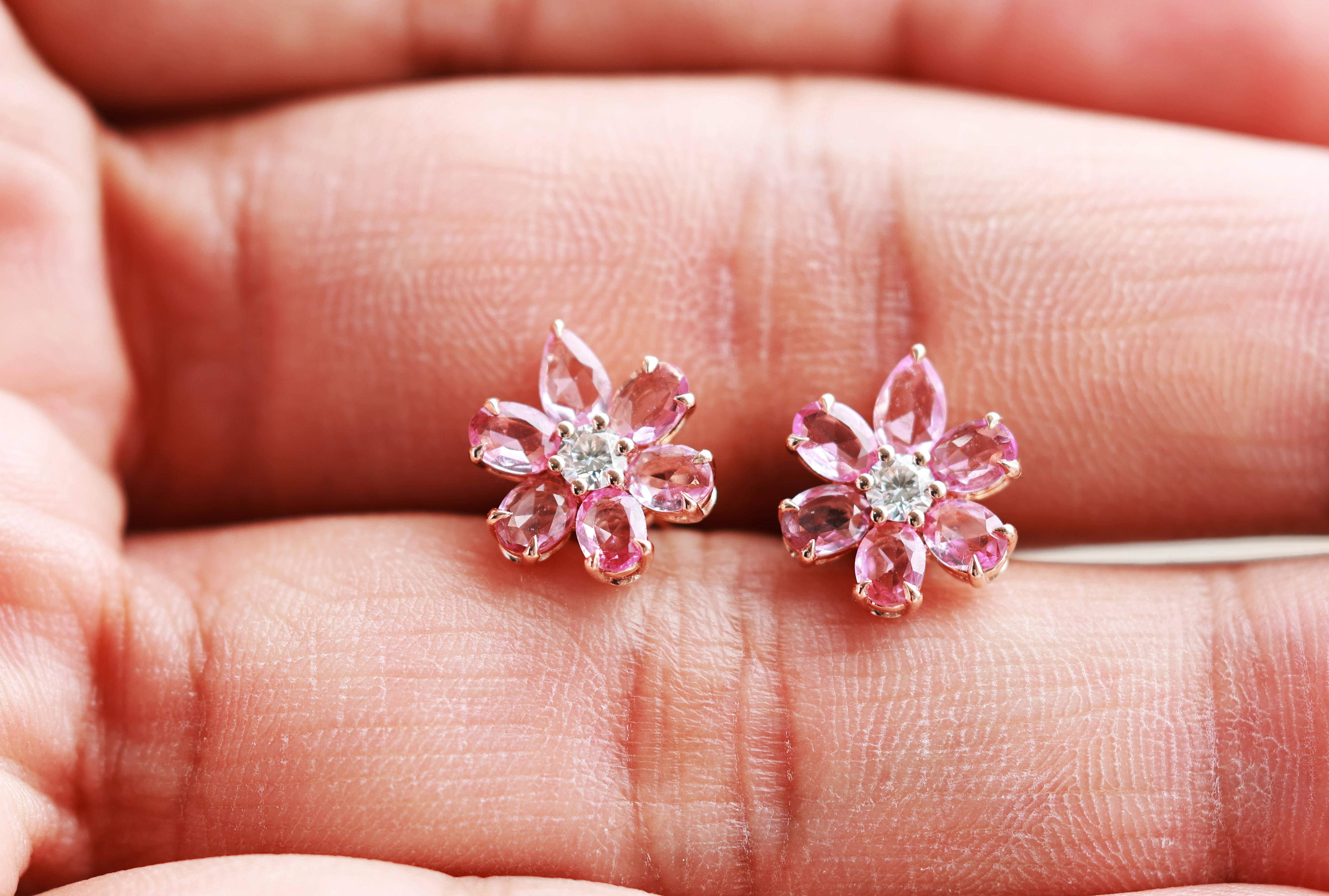 Taglio rotondo Orecchino con zaffiro rosa certificato GFCO in vendita