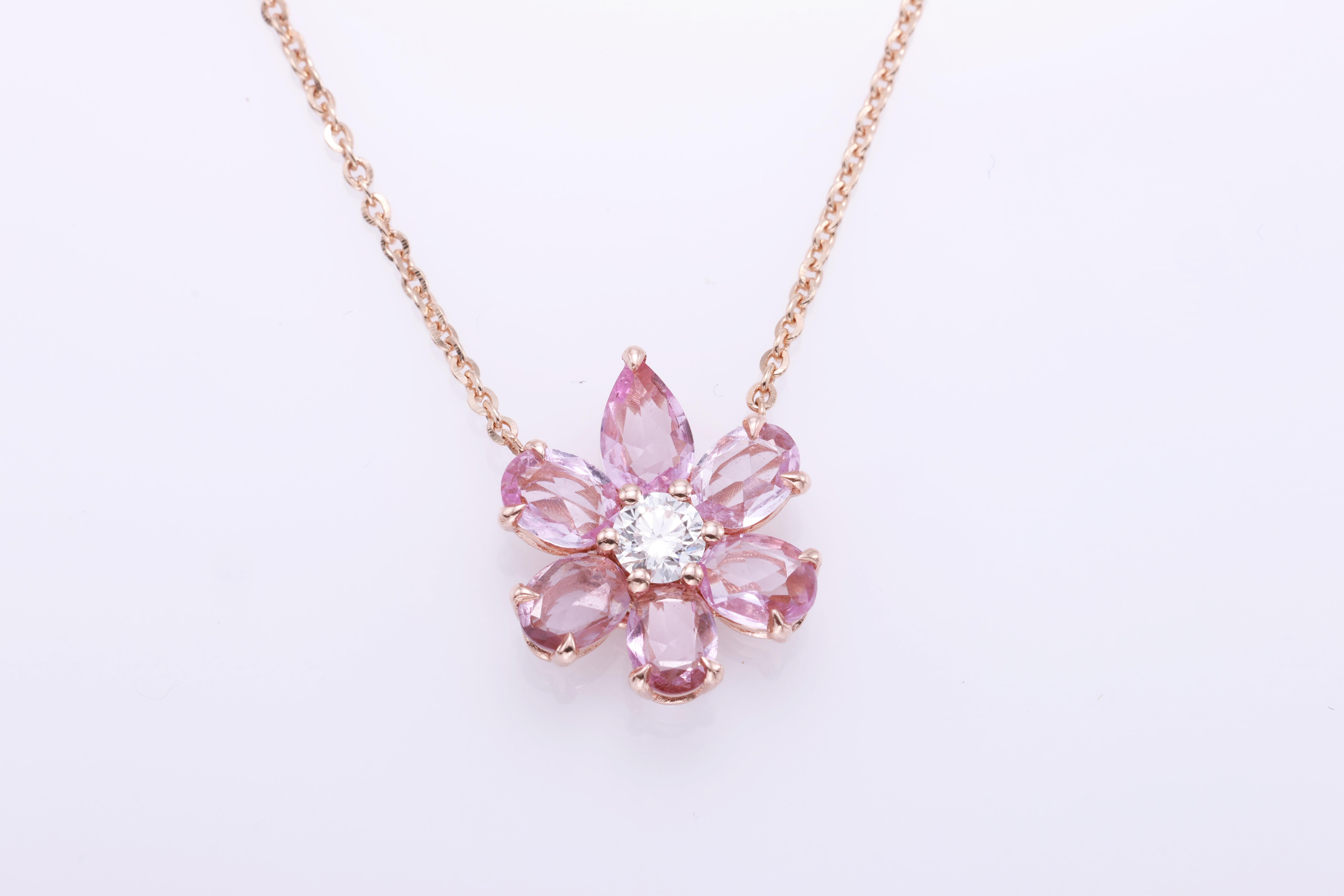 Ciondolo in oro bianco 9kt con diamanti
  
  Colore e caratura dell'oro: Oro bianco 9kt
  Peso: 2.014 grammi
  
  Imposta con...
  Tipo di pietra: Zaffiro
  Forma: A pera e ovale
  Carati: 0,95 (06 pezzi) 
  Colore: Rosa
  Chiarezza: -
  
  Pietre