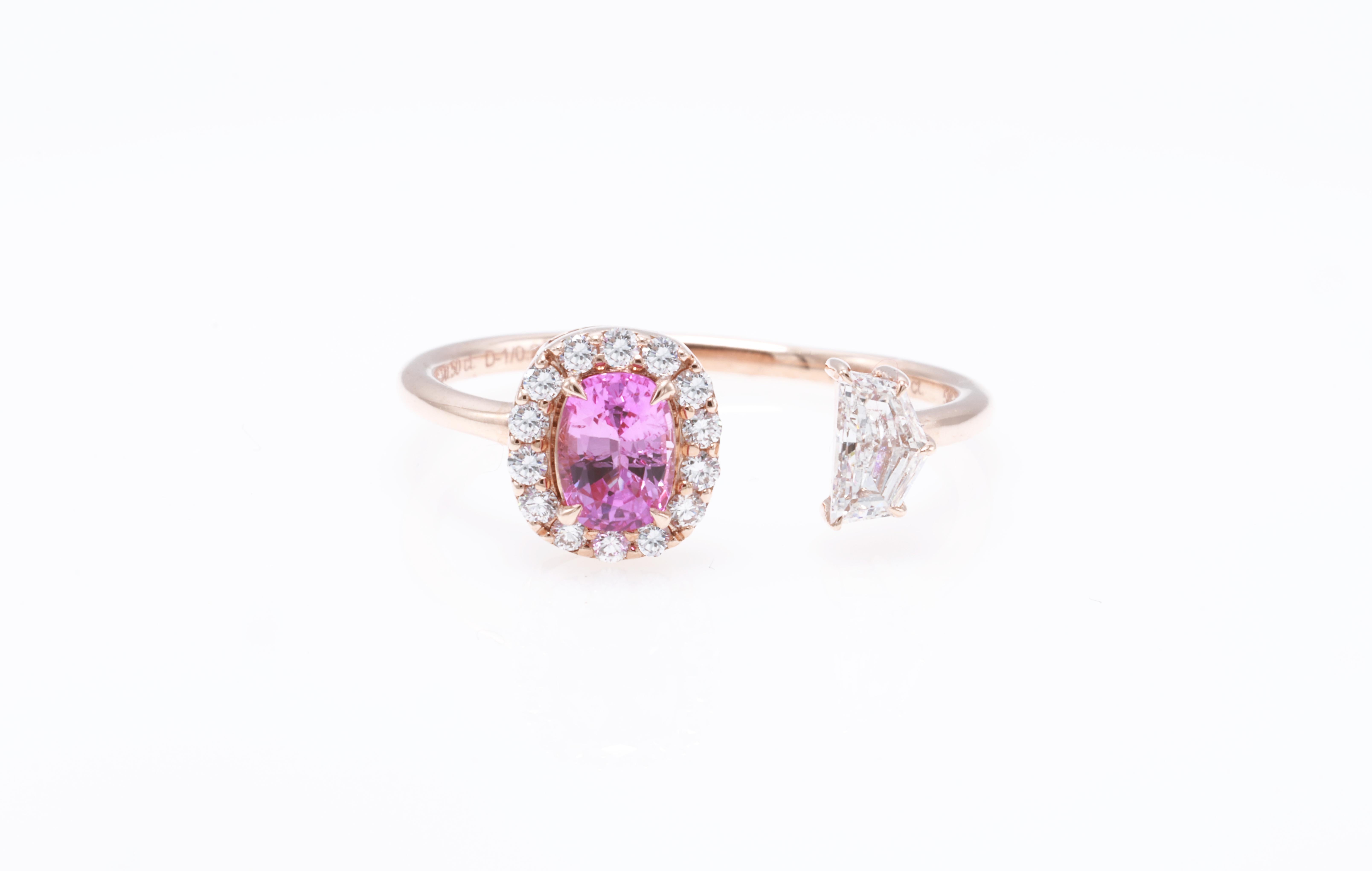 Anello con zaffiro in oro bianco 14kt e diamanti
  
  Colore e caratura dell'oro: Oro bianco 14kt
  Peso: 3.23 grammi
  
  Imposta con...
  Tipo di pietra: Zaffiro
  Forma: Cuscino
  Carati: 0,63 ct
  Colore: Rosa
  Chiarezza: -
  
  Pietre