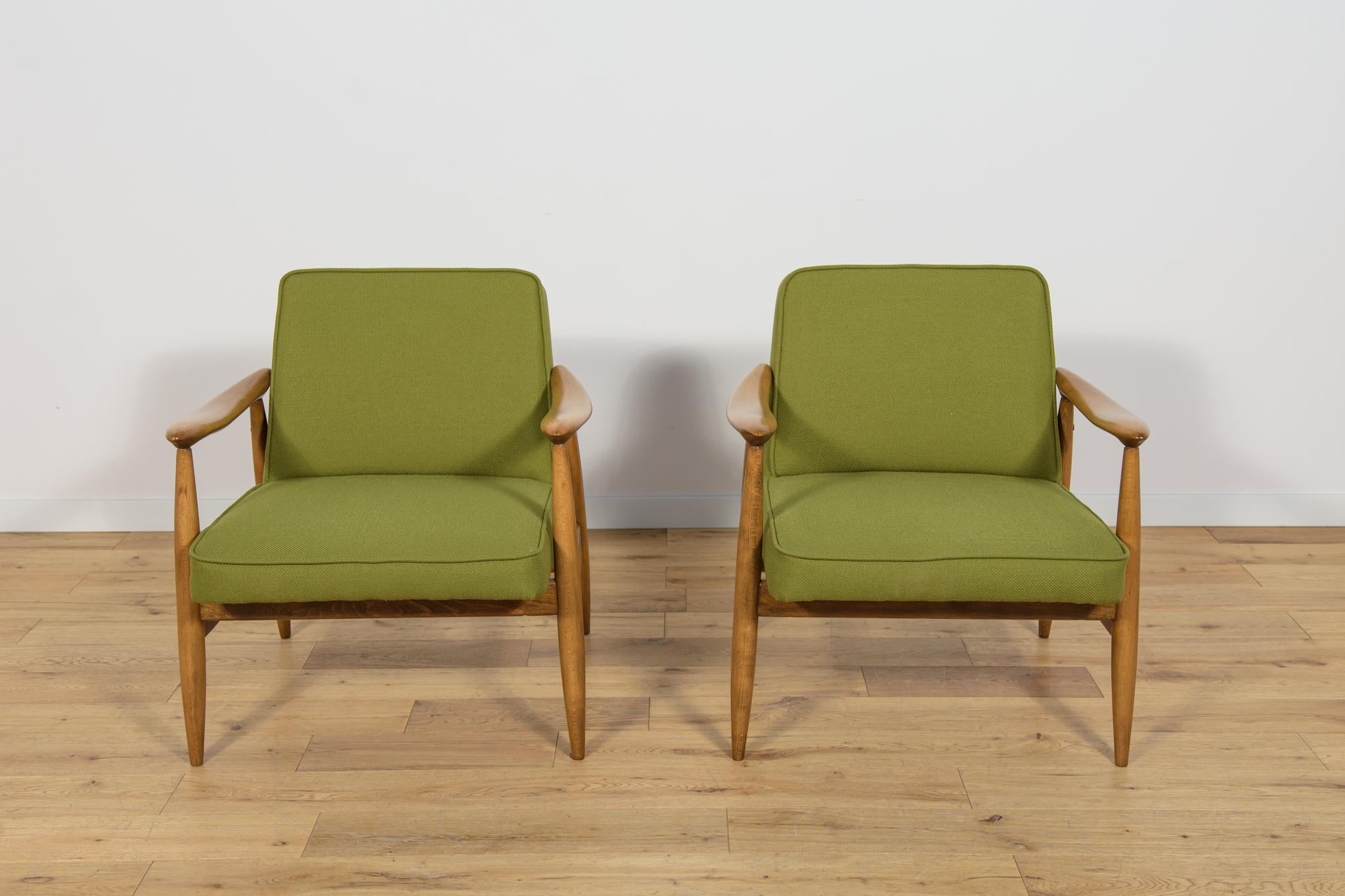 Un par de sillones polacos fabricados en Gościcińskie Fabryki Mebli a principios de la década de 1960. Este proyecto, debido al perfil específico de los reposabrazos, se atribuye erróneamente al profesor Edmund Homa, pero el verdadero diseñador fue
