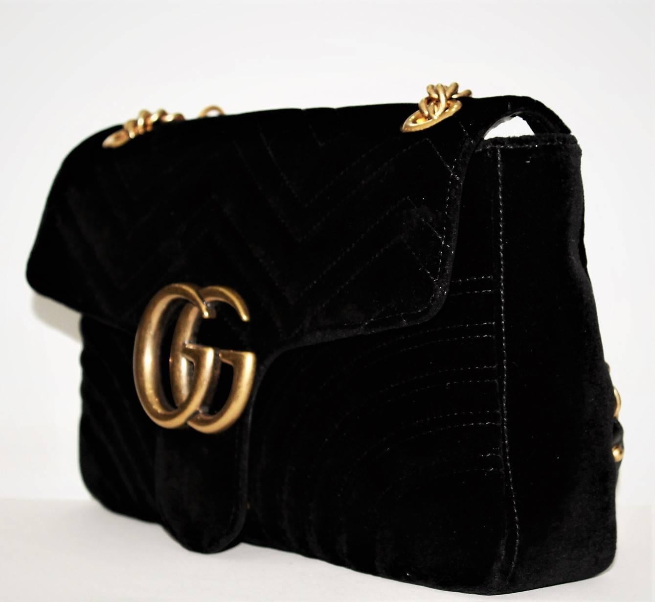 The medium GG Marmont chain shoulder bag has a softly structured shape and an oversized flap closure with Double G hardware. The sliding chain strap can be worn multiple ways, changing between a shoulder and a top handle bag. Made in embroidered