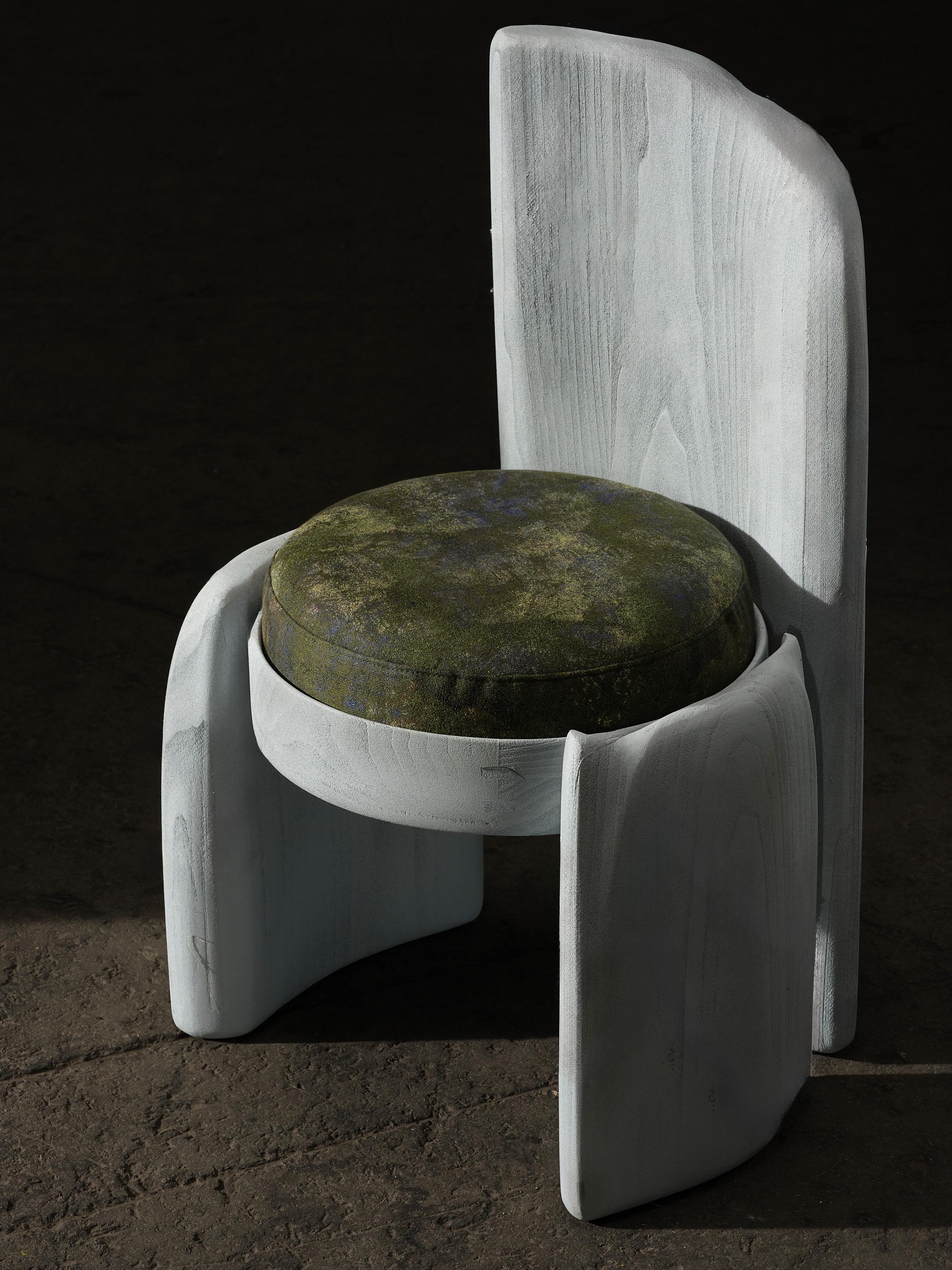 Sedia GG02 in zinco di Togigi
Dimensioni: P 50 x L 50 x H 77,2 cm.
Materiali: Wood con finitura in zinco a spruzzo termico e jacquard.

Il tessuto è il Greene & Greene & Greene jacquard Marble. Disponibile nelle finiture Thermal Spray Zinc, noce e