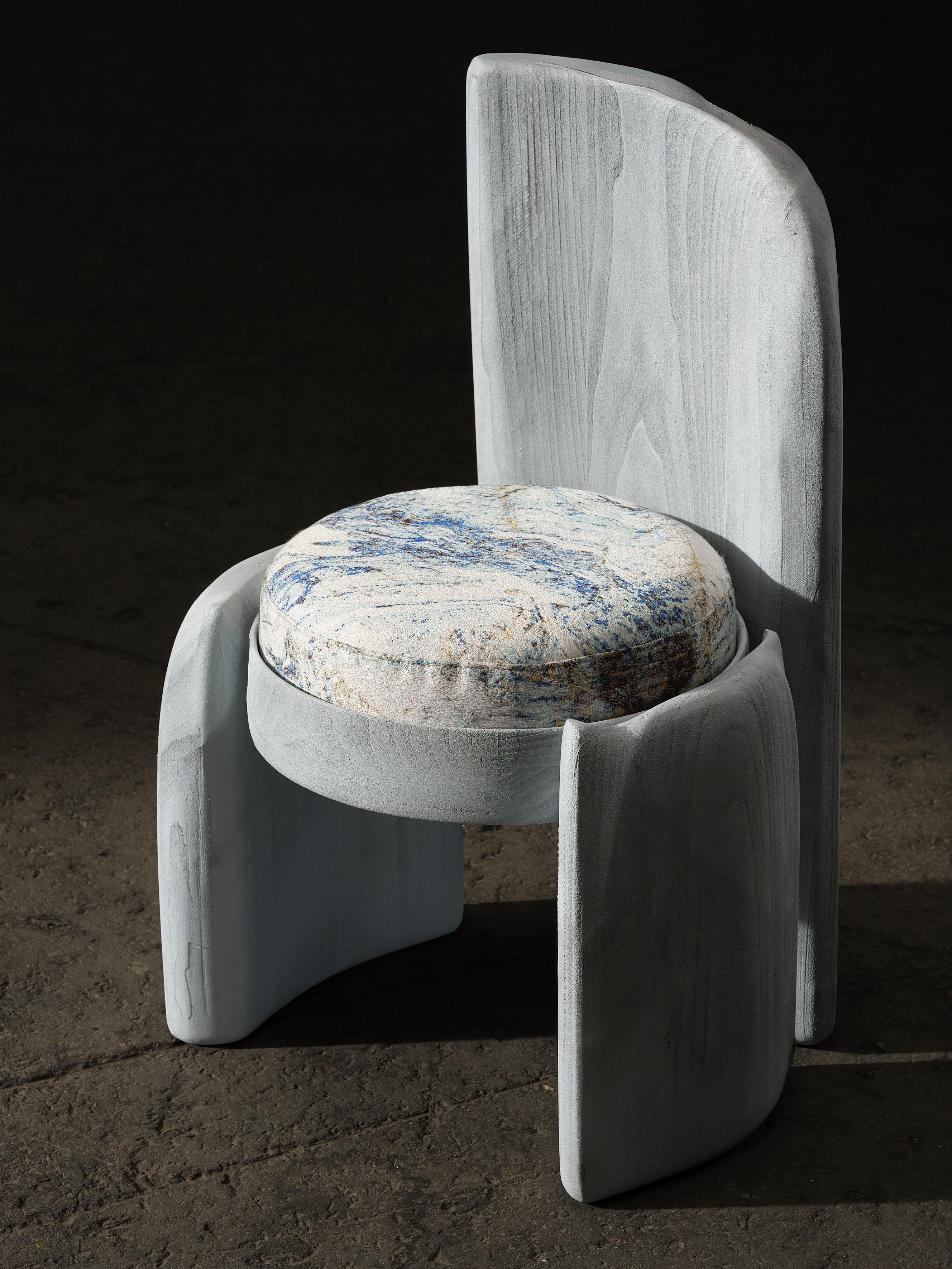 Sedia GG02 in zinco di Togigi
Dimensioni: P 50 x L 50 x H 77,2 cm.
Materiali: Wood con finitura in zinco a spruzzo termico e jacquard.

Il tessuto è Baby blue marble jacquard. Disponibile nelle finiture Thermal Spray Zinc, noce e faggio. Sono