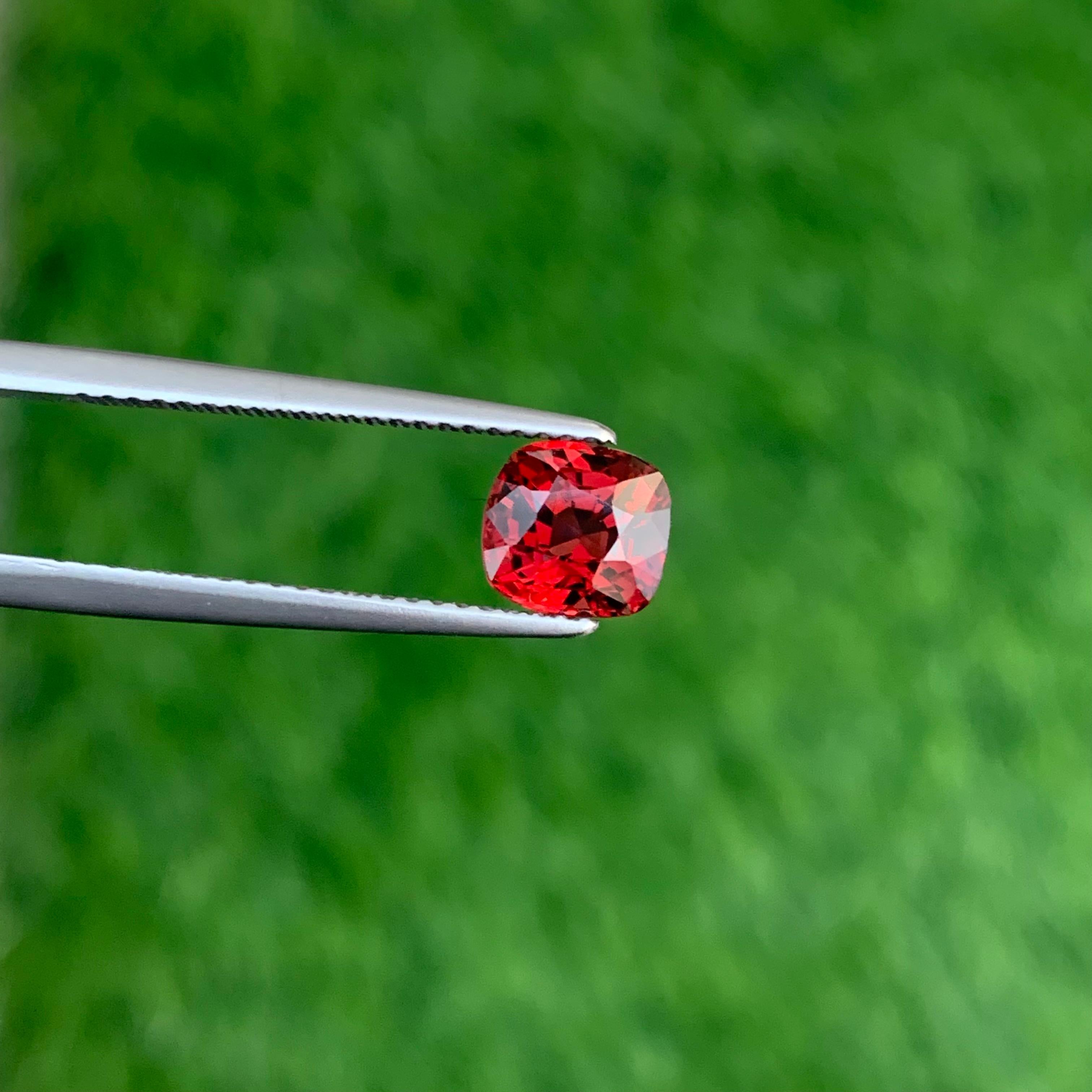 Espinela roja facetada de 1,05 quilates certificada por la GGI procedente de Myanmar, espinela birmana suelta en Nuevo estado para la venta en Peshawar, PK