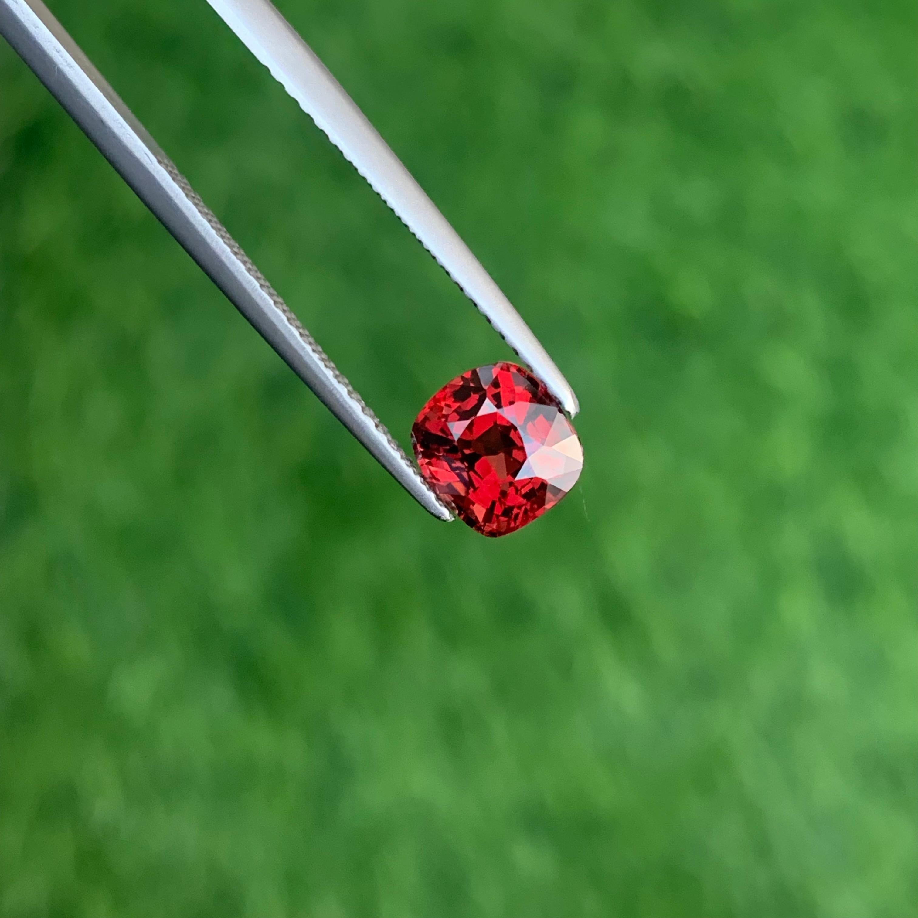 GGI Certified 1.05 Carat Faceted Red Spinel From Myanmar, Loose Burmese Spinel In New Condition For Sale In Peshawar, PK