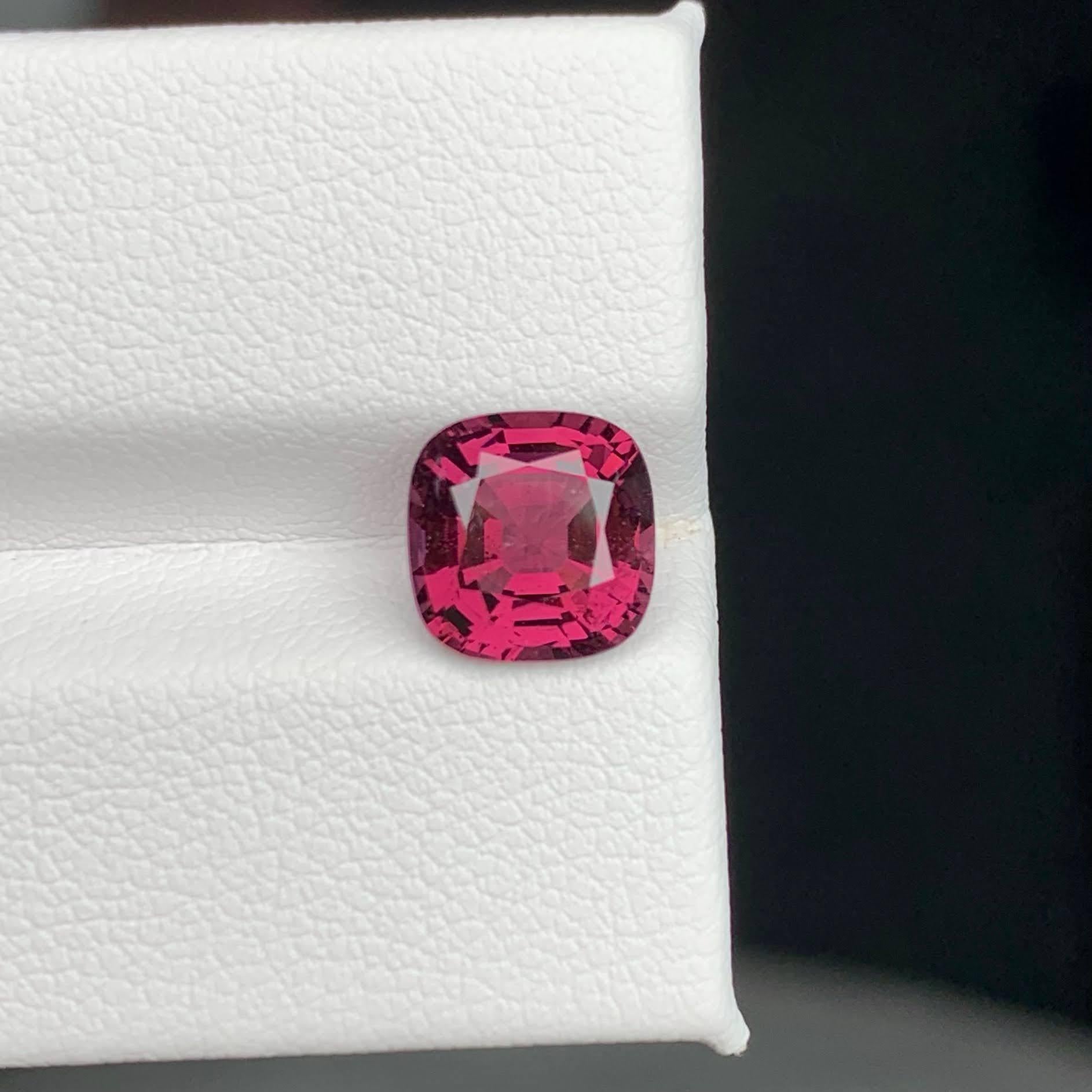 Moderno Gemma birmana certificata GGI da 2,54 carati naturale sfusa con taglio a cuscino di spinello rosa intenso in vendita