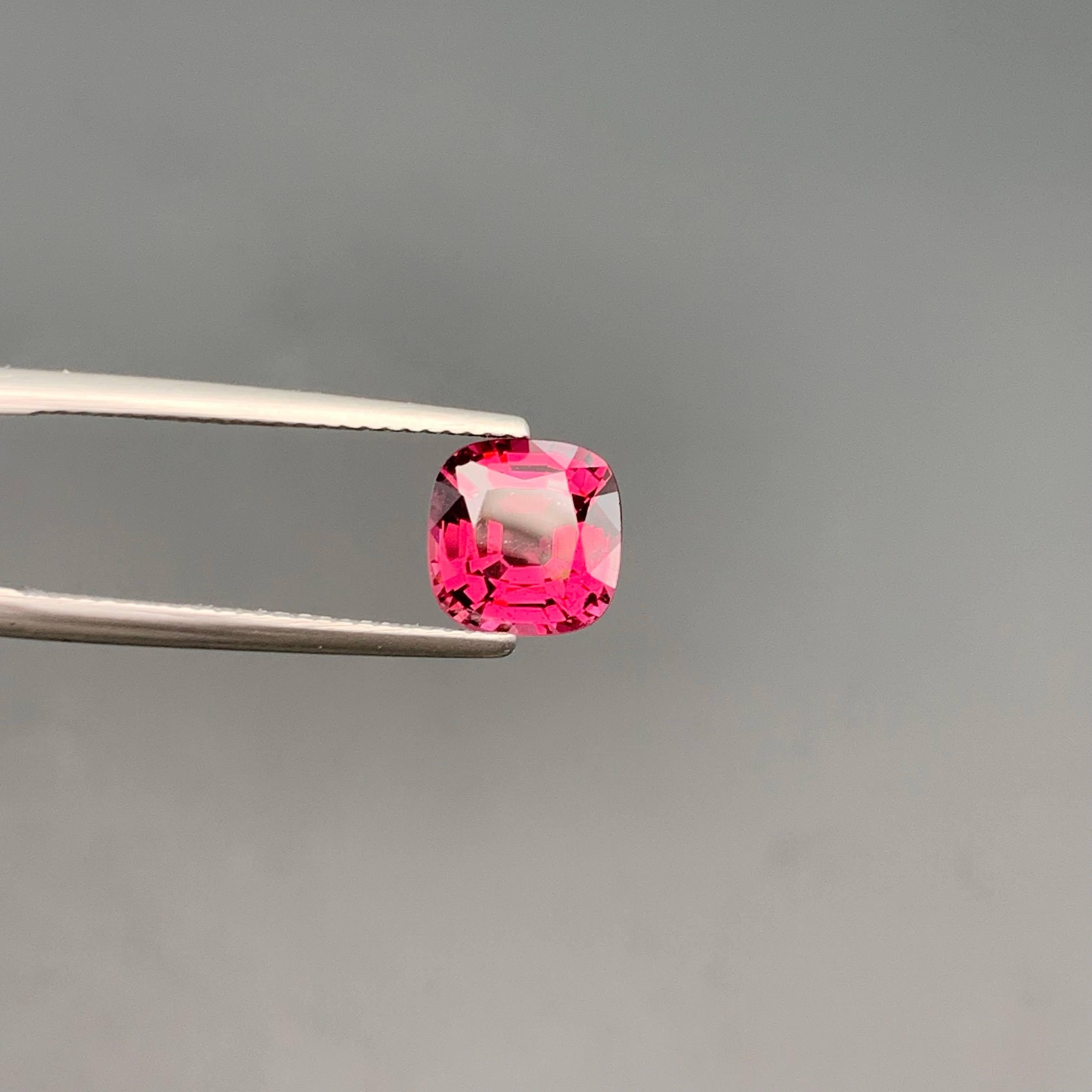 Taglio cuscino Gemma birmana certificata GGI da 2,54 carati naturale sfusa con taglio a cuscino di spinello rosa intenso in vendita