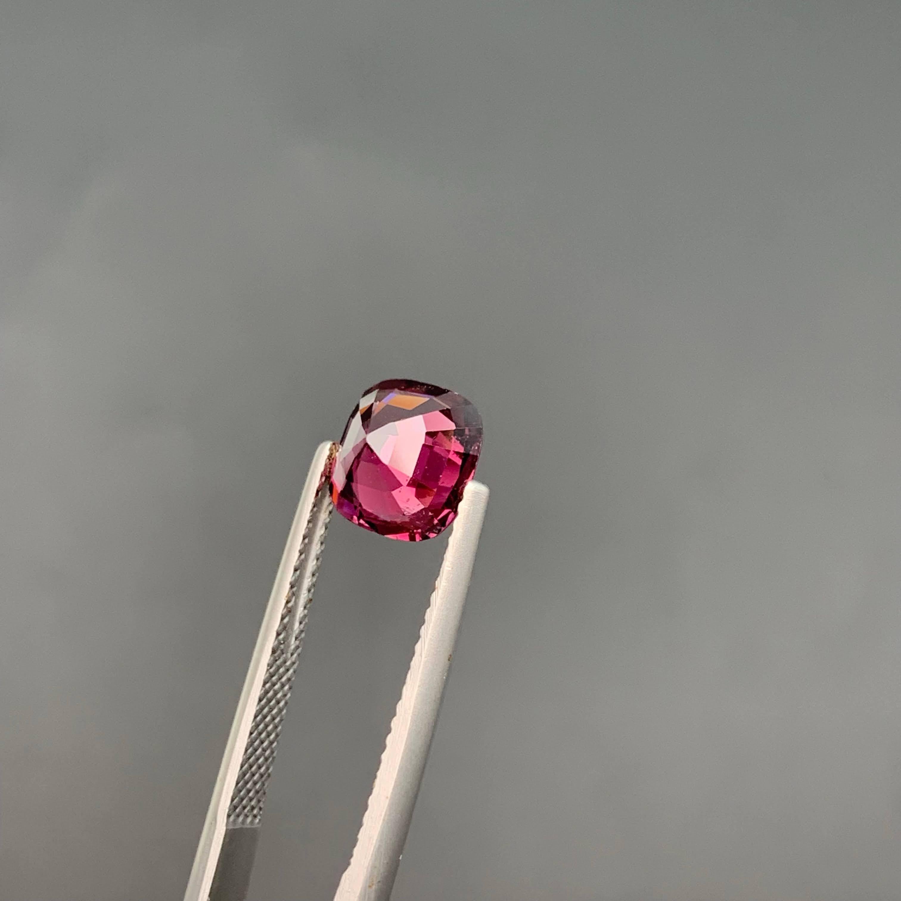 Gemma birmana certificata GGI da 2,54 carati naturale sfusa con taglio a cuscino di spinello rosa intenso In condizioni Nuovo in vendita a Bangkok, TH
