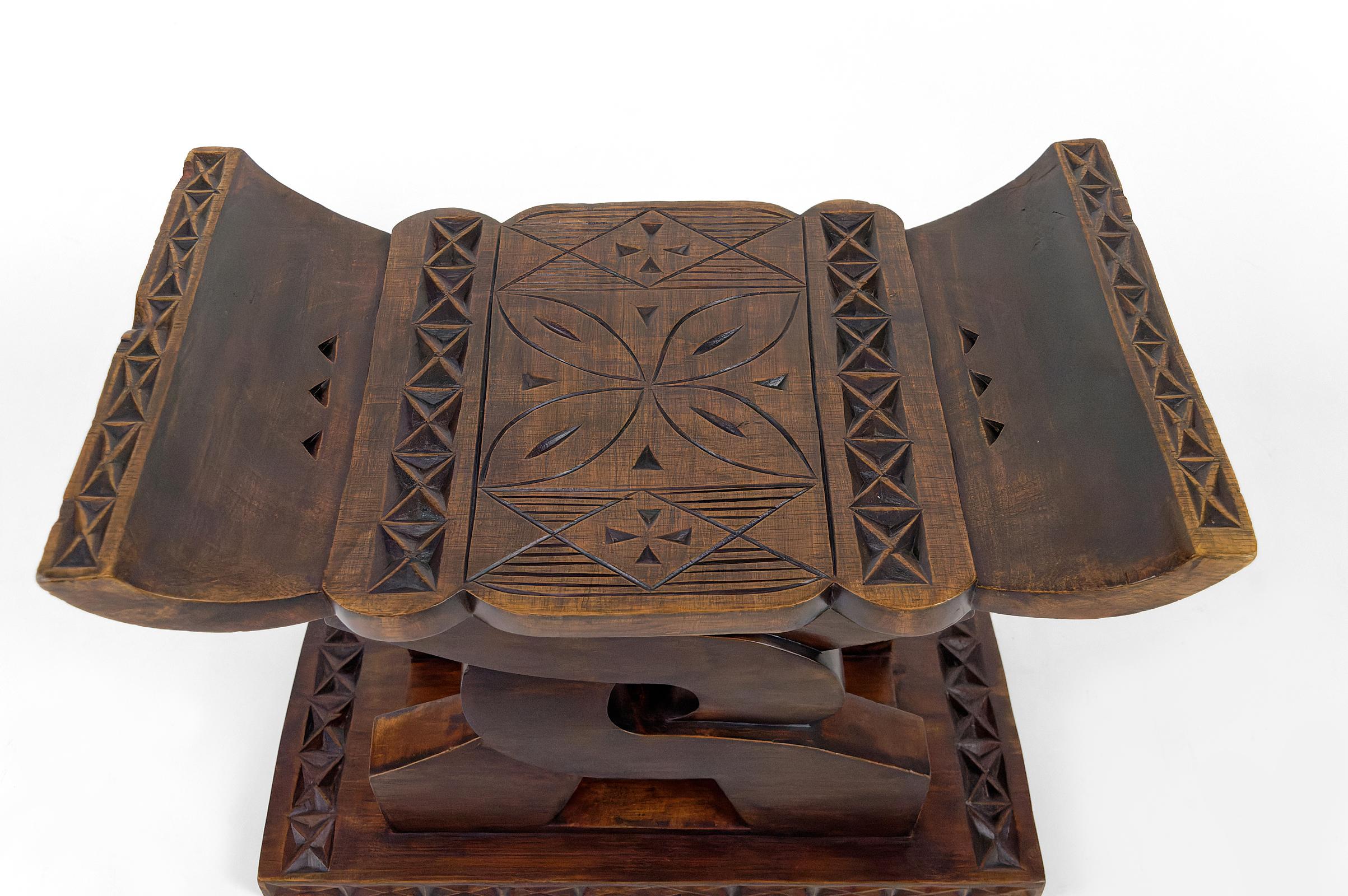 Ghanaian Ashanti 'Wisdom Knot' stool, Africa, Mid-20th Century For Sale 1