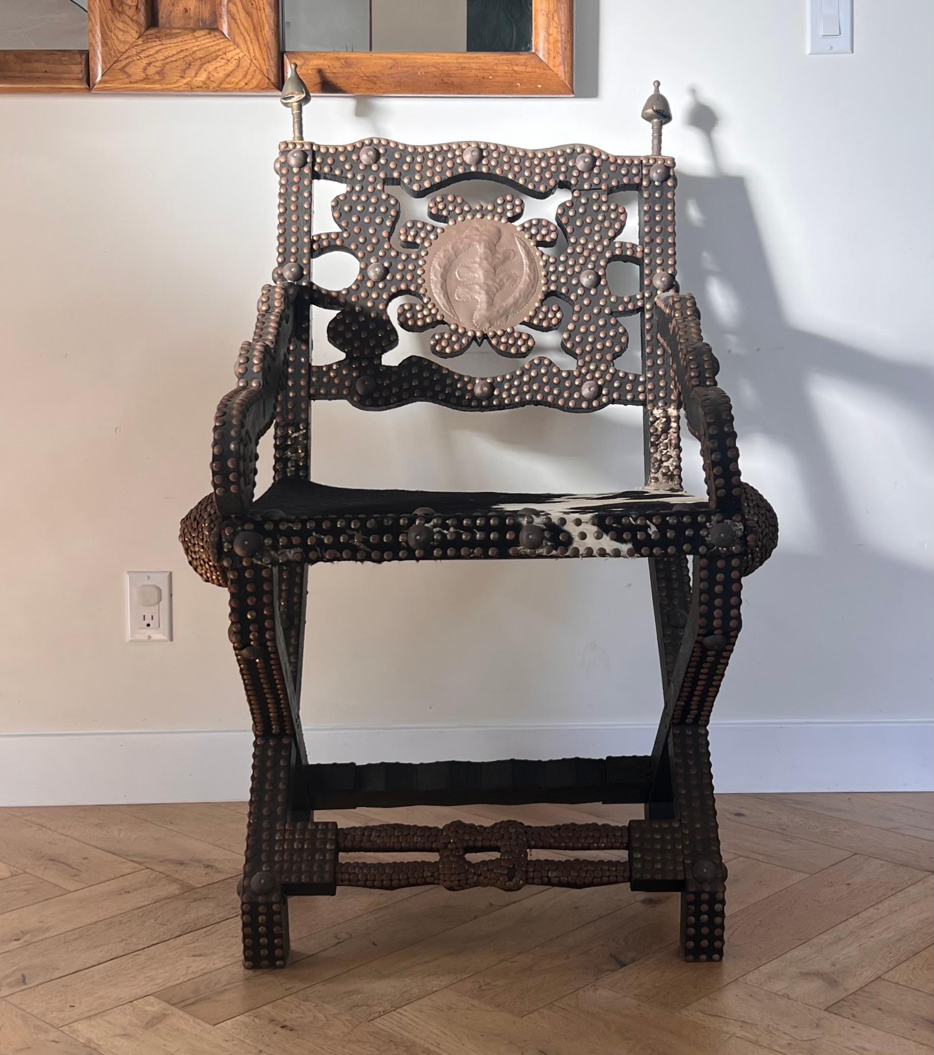 Chaise ghanéenne en bois, fer et peau de vache, début du 20e siècle en vente 7