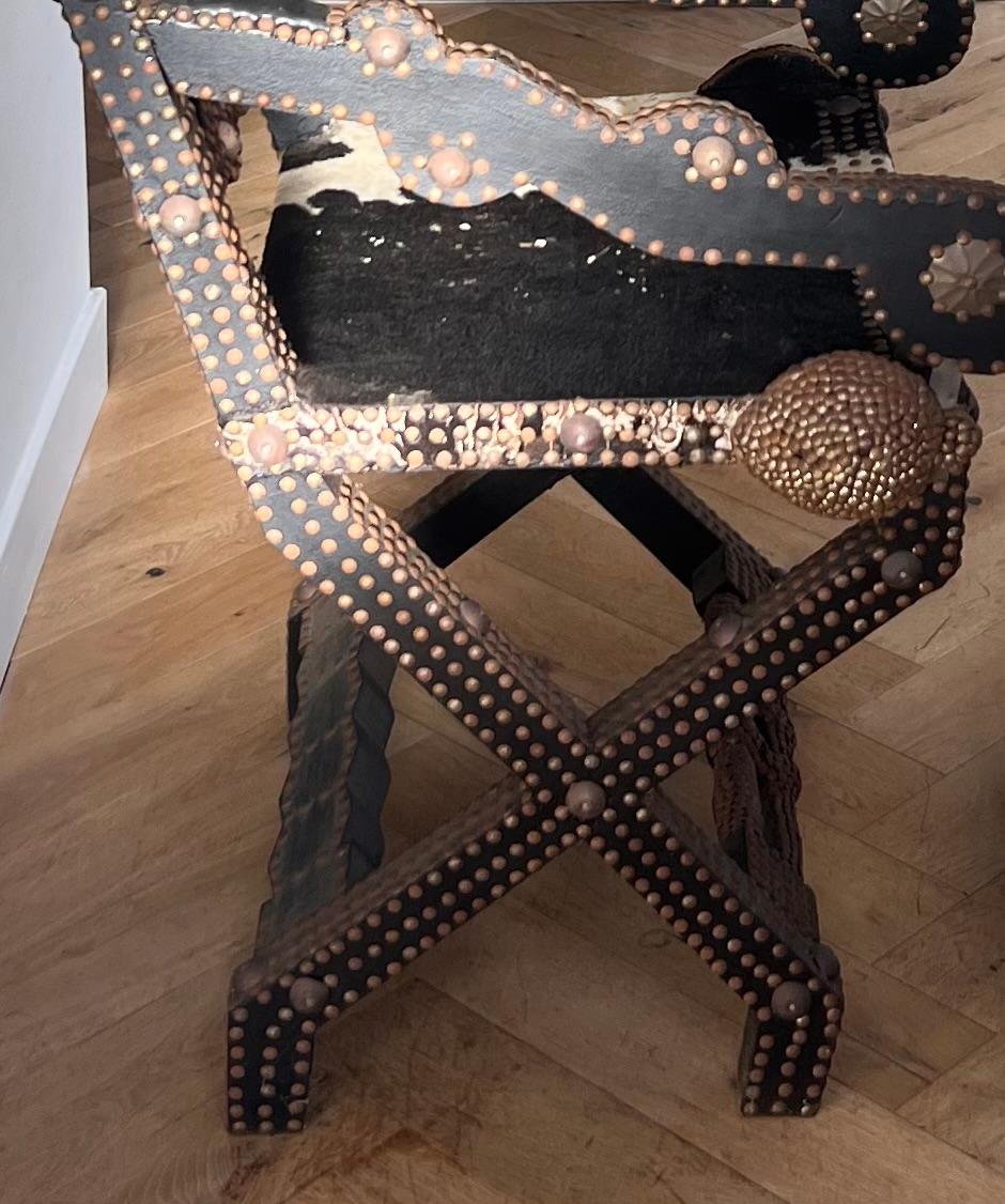 Chaise ghanéenne en bois, fer et peau de vache, début du 20e siècle en vente 8
