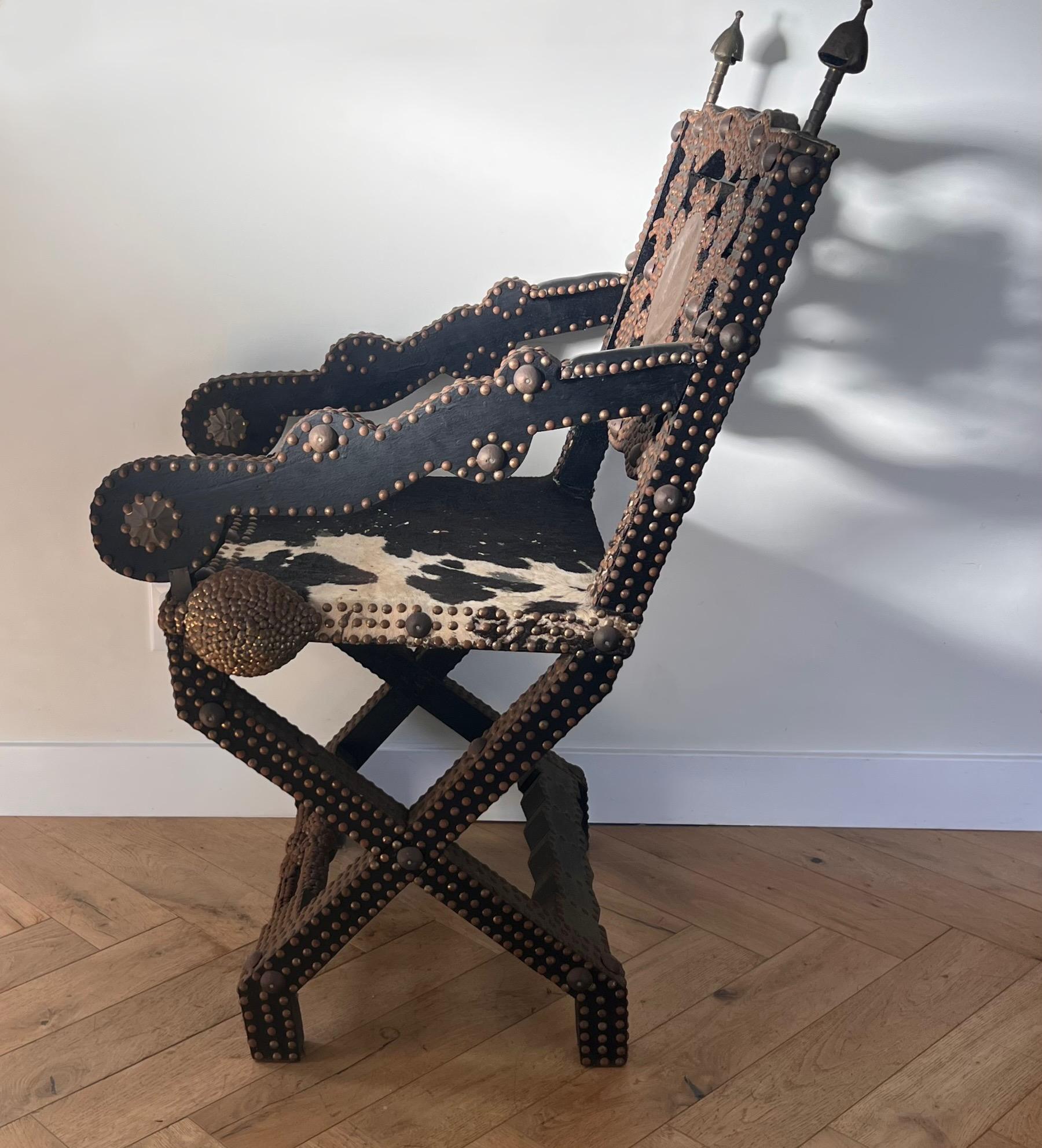 Chaise ghanéenne en bois, fer et peau de vache, début du 20e siècle en vente 12