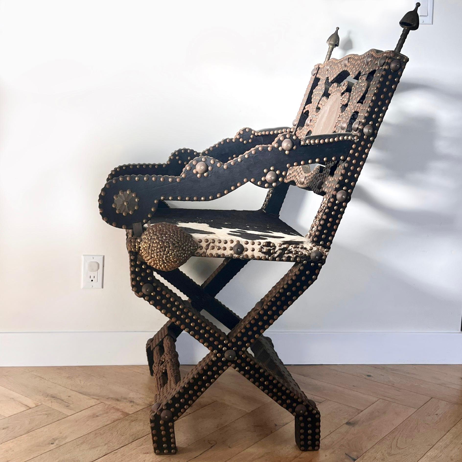  Superbe chaise à trône ghanéenne, début du 20e siècle. En bois (peut-être de l'acajou) avec des montants en fer et un siège en peau de vache d'origine. Curieusement, une partie du métal du dossier indique 