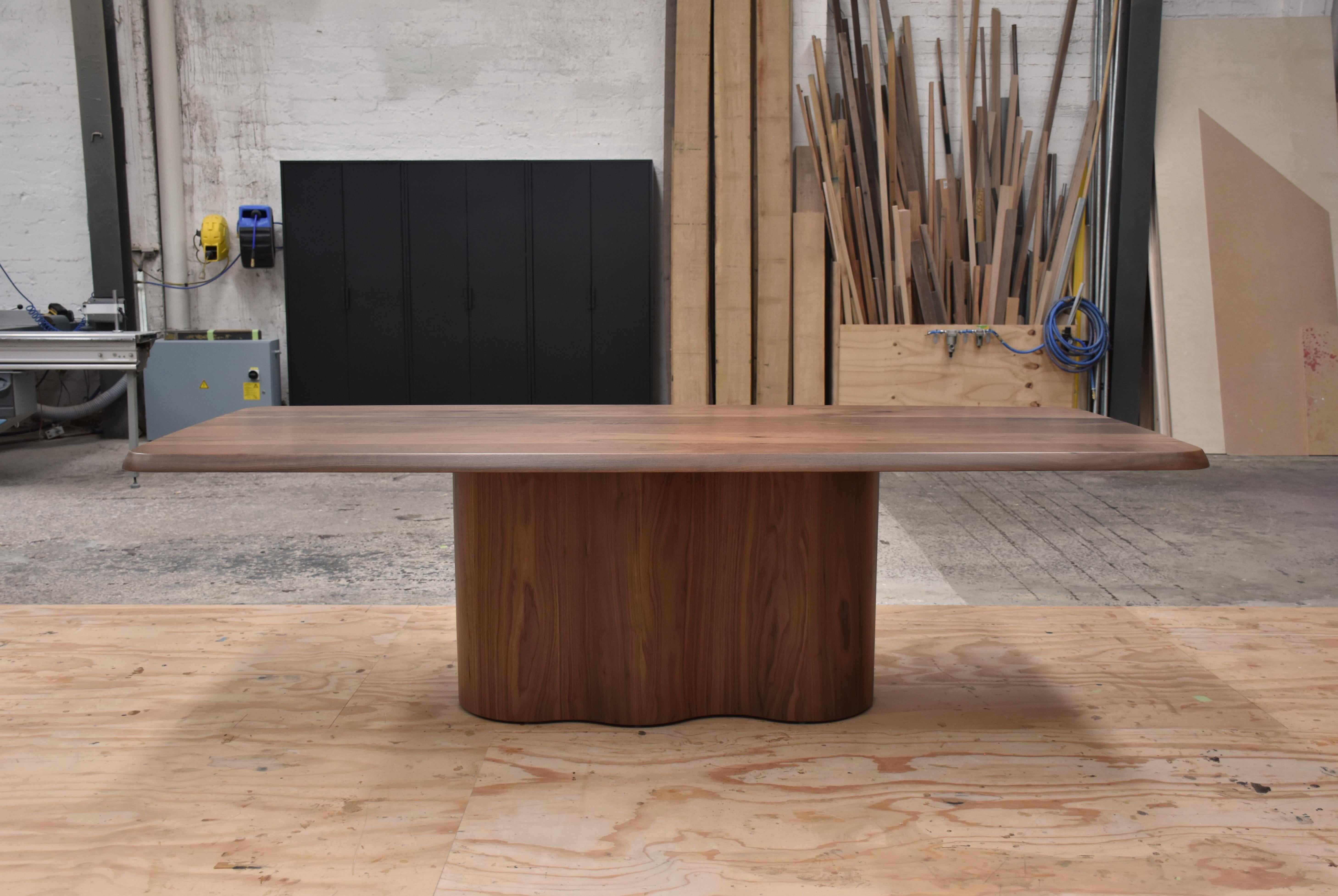 Table de salle à manger rectangulaire Ghanem par Daniel Poole
Dimensions : D 105 x L 250x H 74 cm. 
MATERIAL : Noyer noir américain avec 10% de laque mate.

Cette table est accompagnée d'un certificat d'authenticité. La hauteur est personnalisable