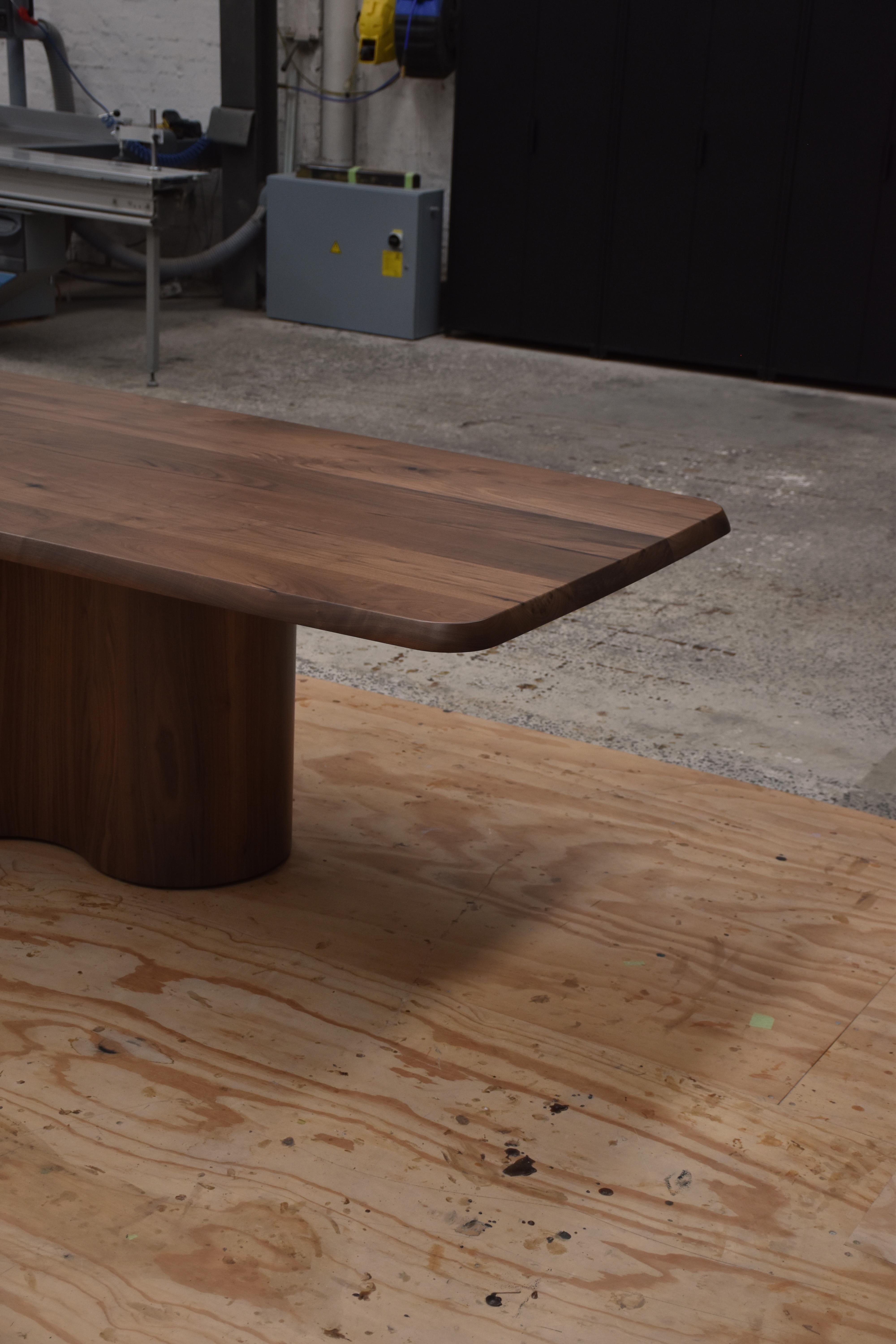 Noyer Table de salle à manger rectangulaire Ghanem par Daniel Poole en vente