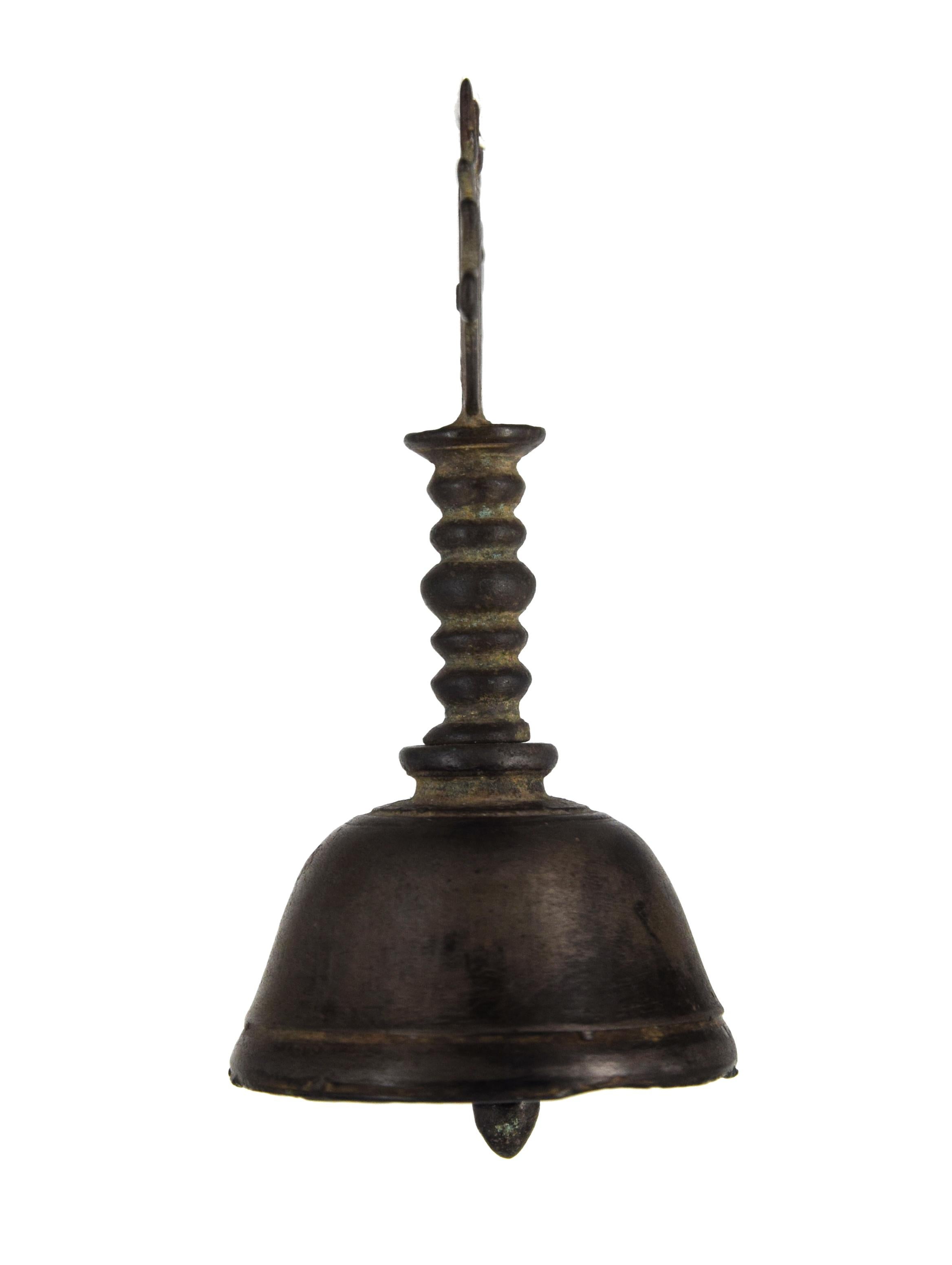 'Ghanta' bell from Indonesian temple in bronze. The finial of the handle has a round shape. Wavy segments on the outside and a cross on the inside were applied.
A similar bell is in the Asian Art Museum di San Francisco (inv. n. 2010.551).

This
