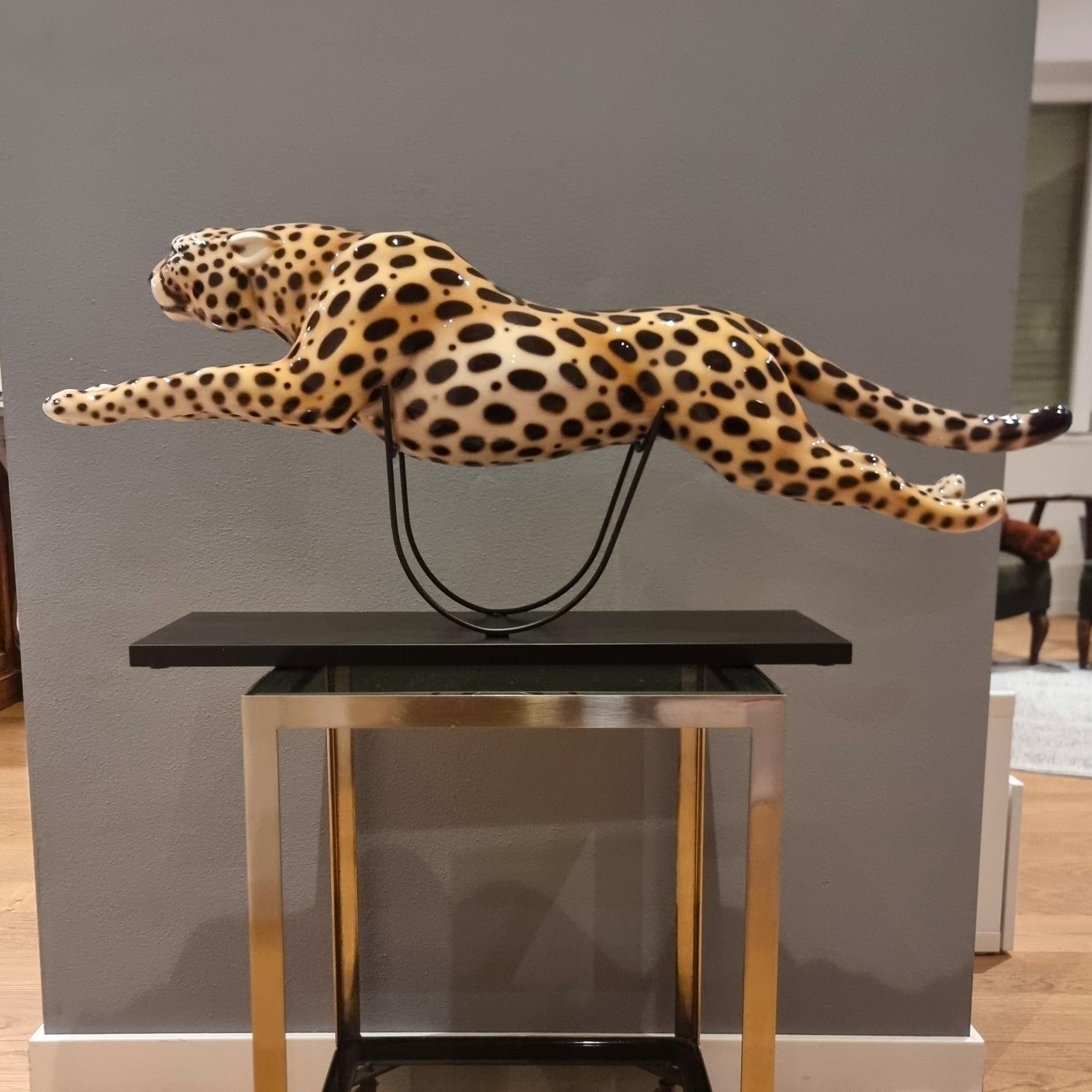 A masterpiece of design and refinement

The painted ceramic cheetah with high-class base is a true icon of style and craftsmanship. With its large dimensions of 20x90xh40 cm, this sculpture immediately catches the eye and adds a touch of prestige to