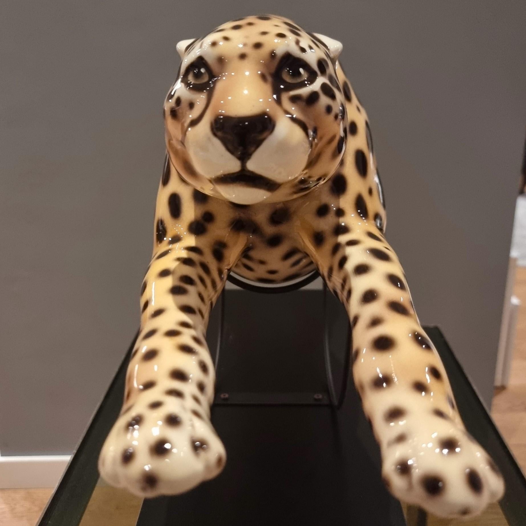 Painted ceramic cheetah with high-class base: elegance and character In Excellent Condition For Sale In Villa Verucchio, Emilia-Romagna
