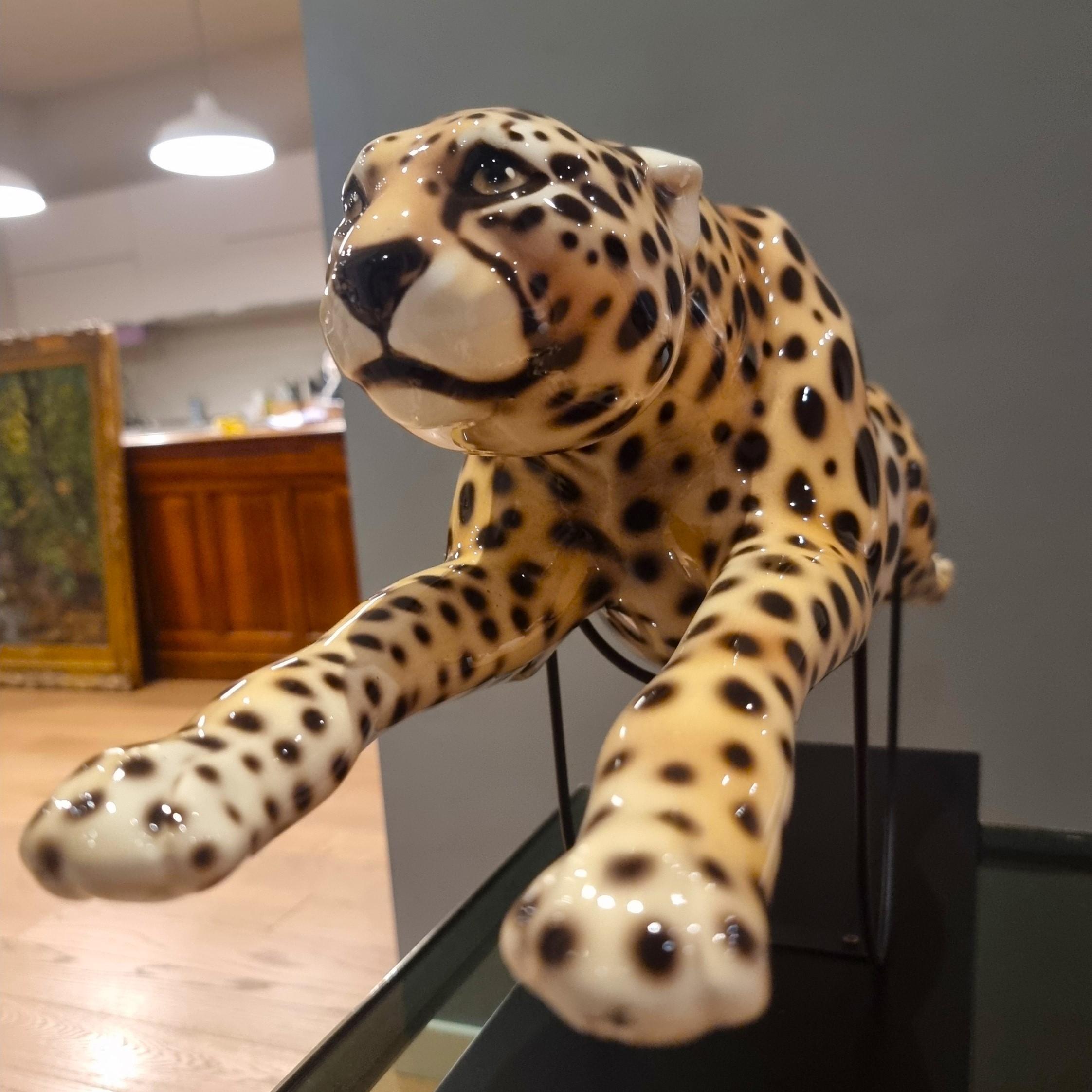 Contemporary Painted ceramic cheetah with high-class base: elegance and character For Sale