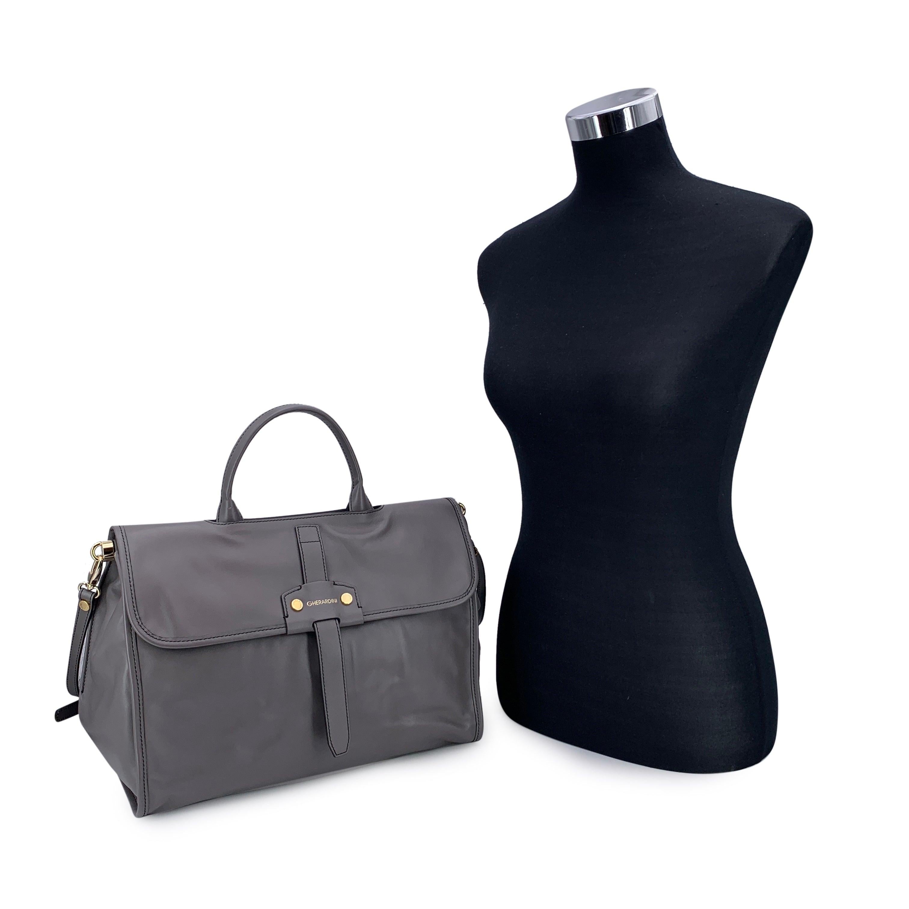 Celebra un'eleganza senza tempo con la borsa a cartella grande in pelle grigia con tracolla di Gherardini 130th Anniversary. Realizzata in Italia e progettata per il 130° anniversario della huose nel 2015, questa borsa è un bellissimo tributo alla