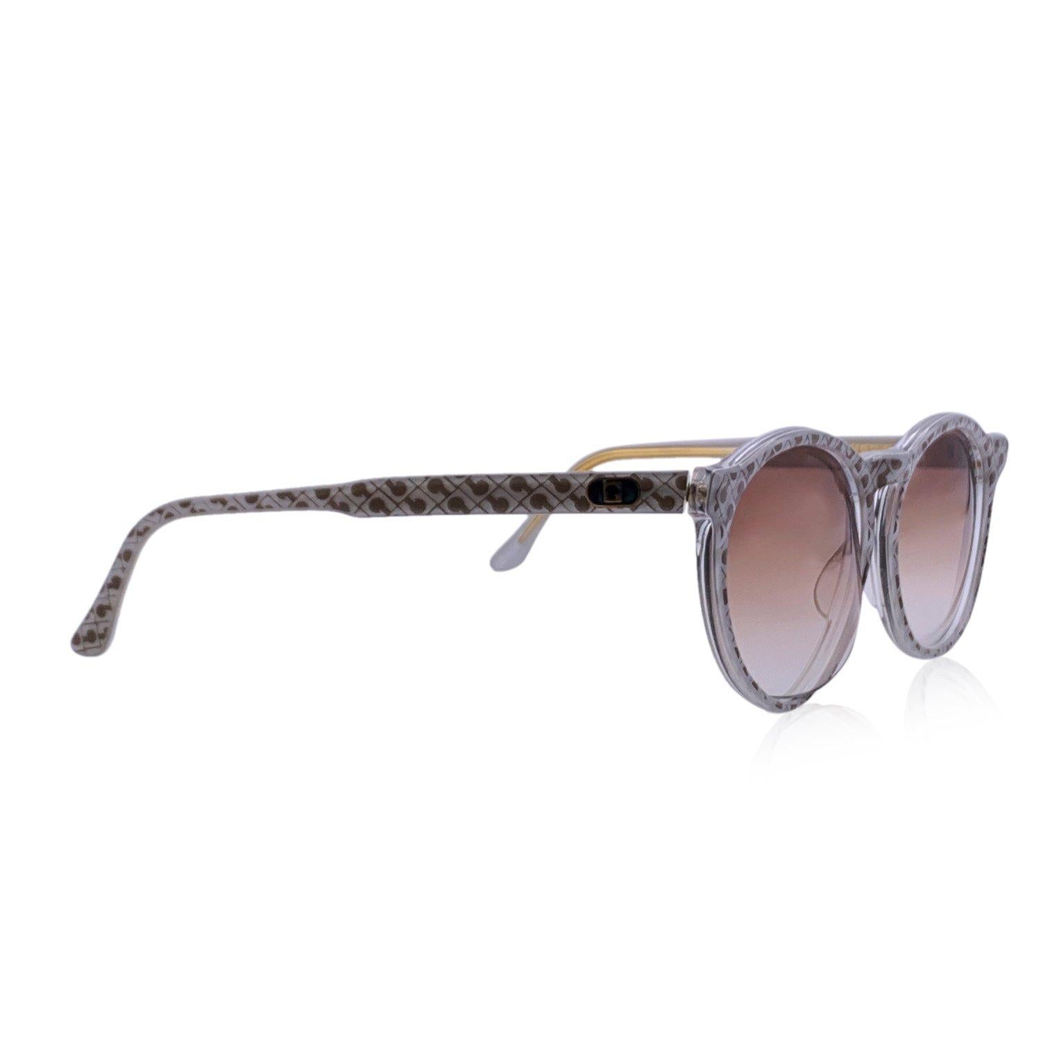 Vintage Gherardini sunglasses mod. Corda G/2. White and beige acetate frame with logo pattern. Original 100% Total UVA/UVB protection in gradient brown color. Gherardini logo on temples. Made in Italy Details MATERIAL: Acetate COLOR: White MODEL: