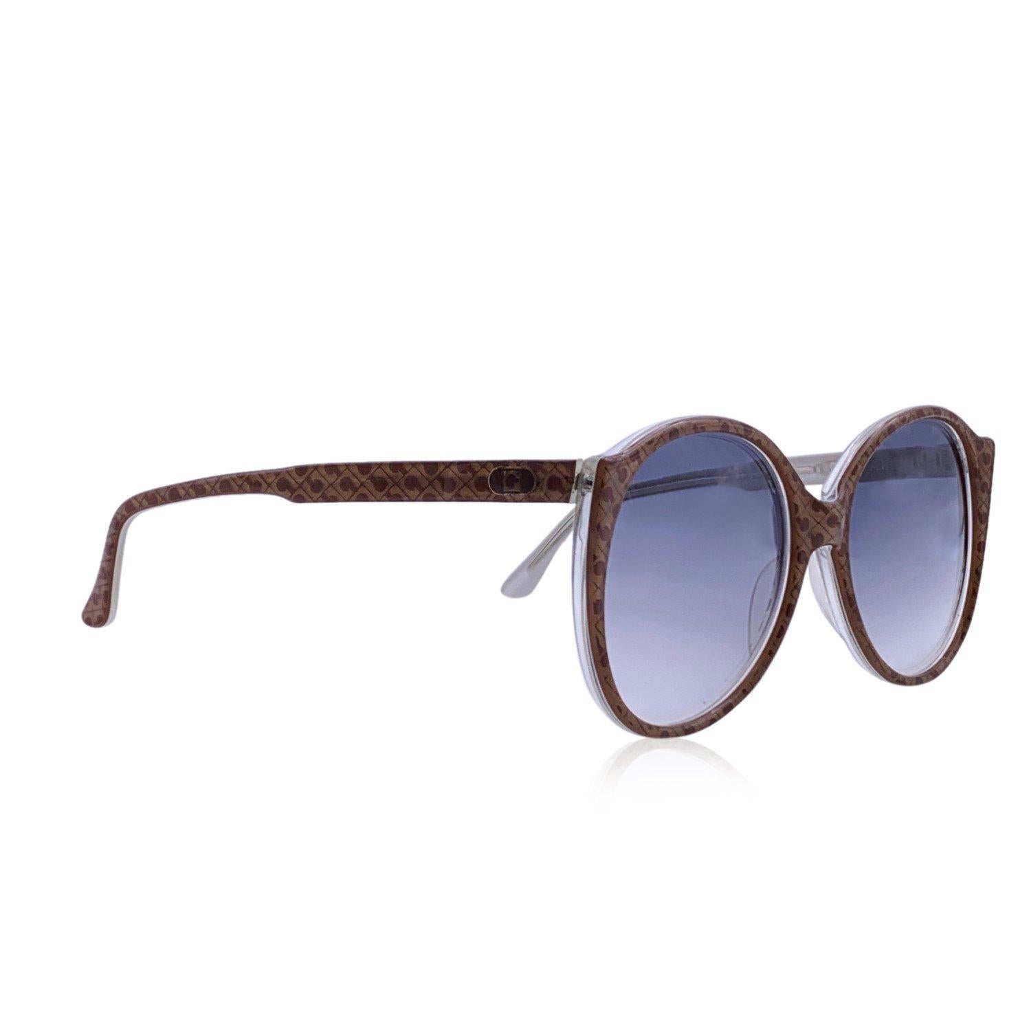 Vintage Gherardini sunglasses mod. Oliva G/17. Beige and brown acetate frame with logo pattern. Original 100% Total UVA/UVB protection in gradient blue color. Gherardini logo on temples. Made in Italy Details MATERIAL: Acetate COLOR: Beige MODEL: