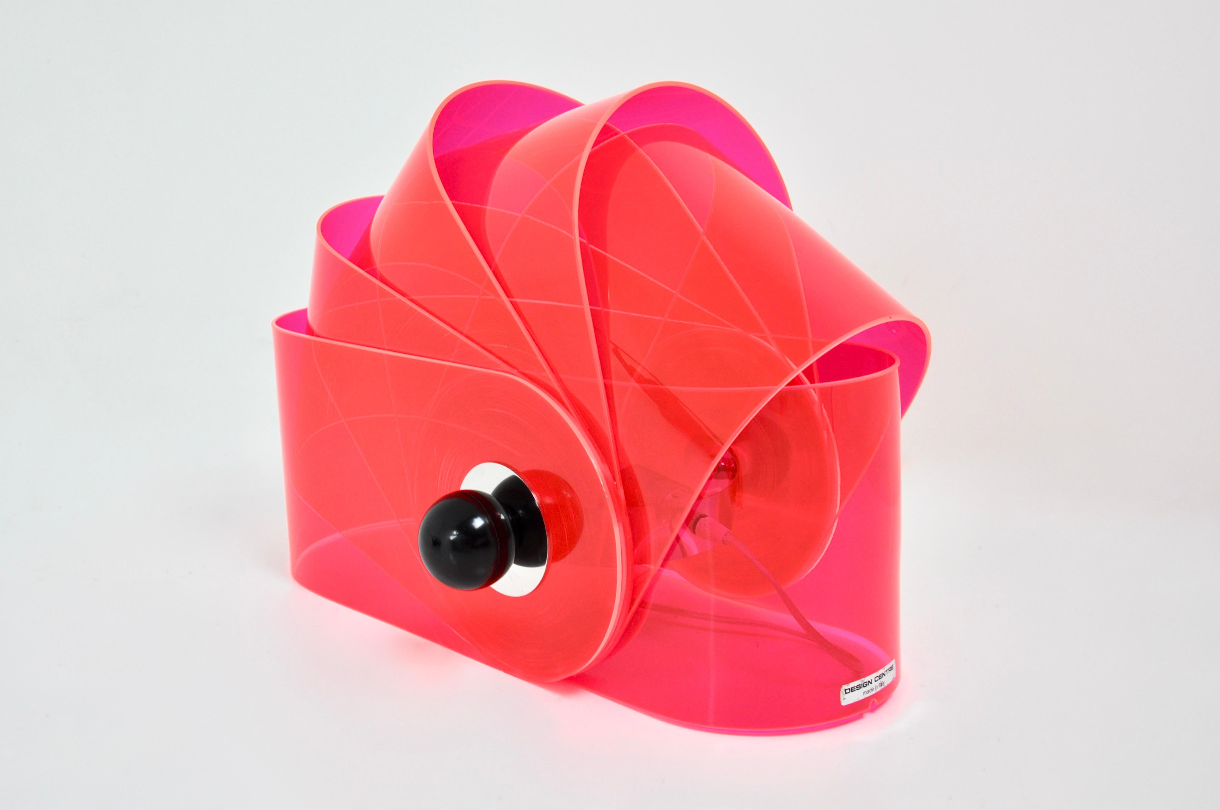 Italian lamp in pink plastic by Superstudio. Gherpe model. You can move each part to get the shape you prefer. Wear due to time and age of the lamp.