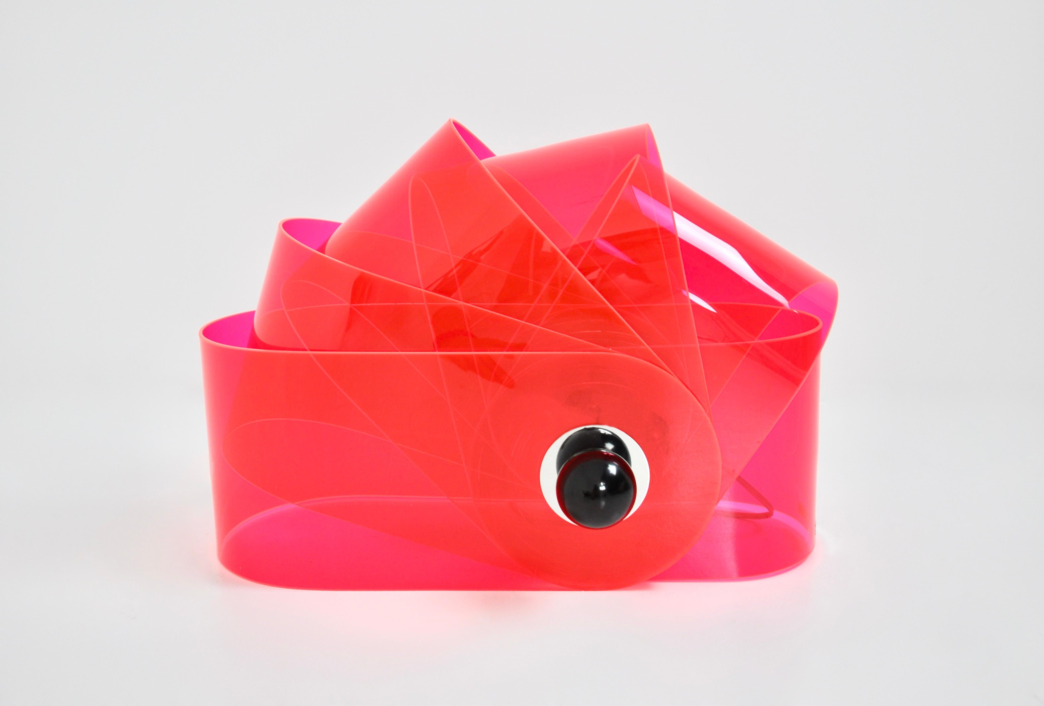 Lámpara italiana de plástico rosa de Superstudio. Modelo Gherpe. Puedes mover cada parte para conseguir la forma que prefieras. Desgaste debido al tiempo y a la edad de la lámpara.
PARA EL ENVÍO, CONSÚLTANOS PARA RECIBIR EL MEJOR PRECIO