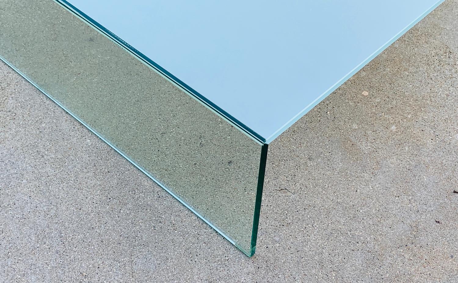 Voici l'exquise table basse en verre de Piero Lissoni pour Glas Italia, Italie 2018. Cette pièce étonnante combine un design moderne, un savoir-faire italien et une touche d'élégance pour élever n'importe quel espace de vie.

La table présente un