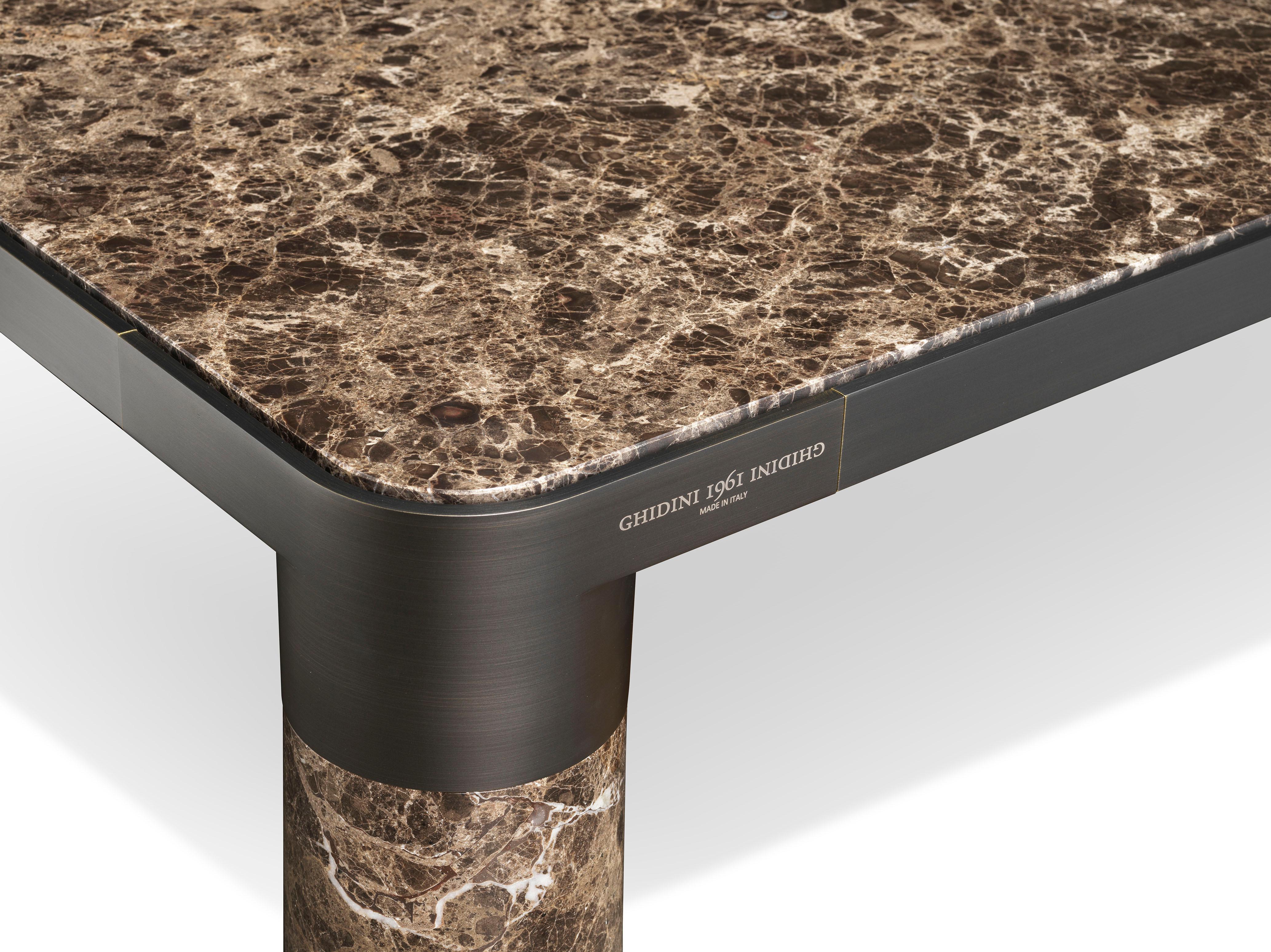 italien Petite table basse audacieuse Ghidini 1961 avec plateau en marbre et or noir, E.Giovannoni en vente