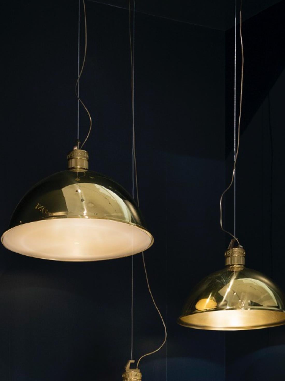 This beautiful Ghidini 1961 contemporary suspension lamp is designed by the Italian designer Elisa Giovannoni and it is the result of the meeting between the highest Italian quality manufacturing in brass and the iconic international design.
The