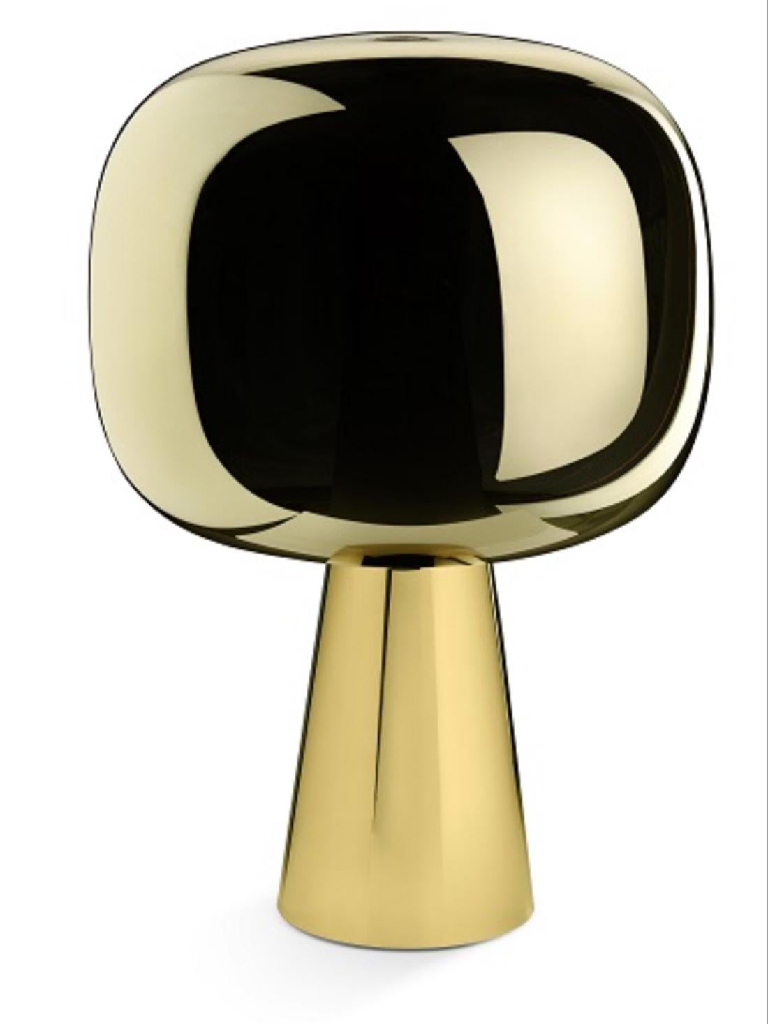 This beautiful Ghidini 1961 table lamp is designed by the Californian Branch Creative and it is the result of the meeting between the higher Italian quality manufacturing in brass and the iconic international design.
The light transforms from what