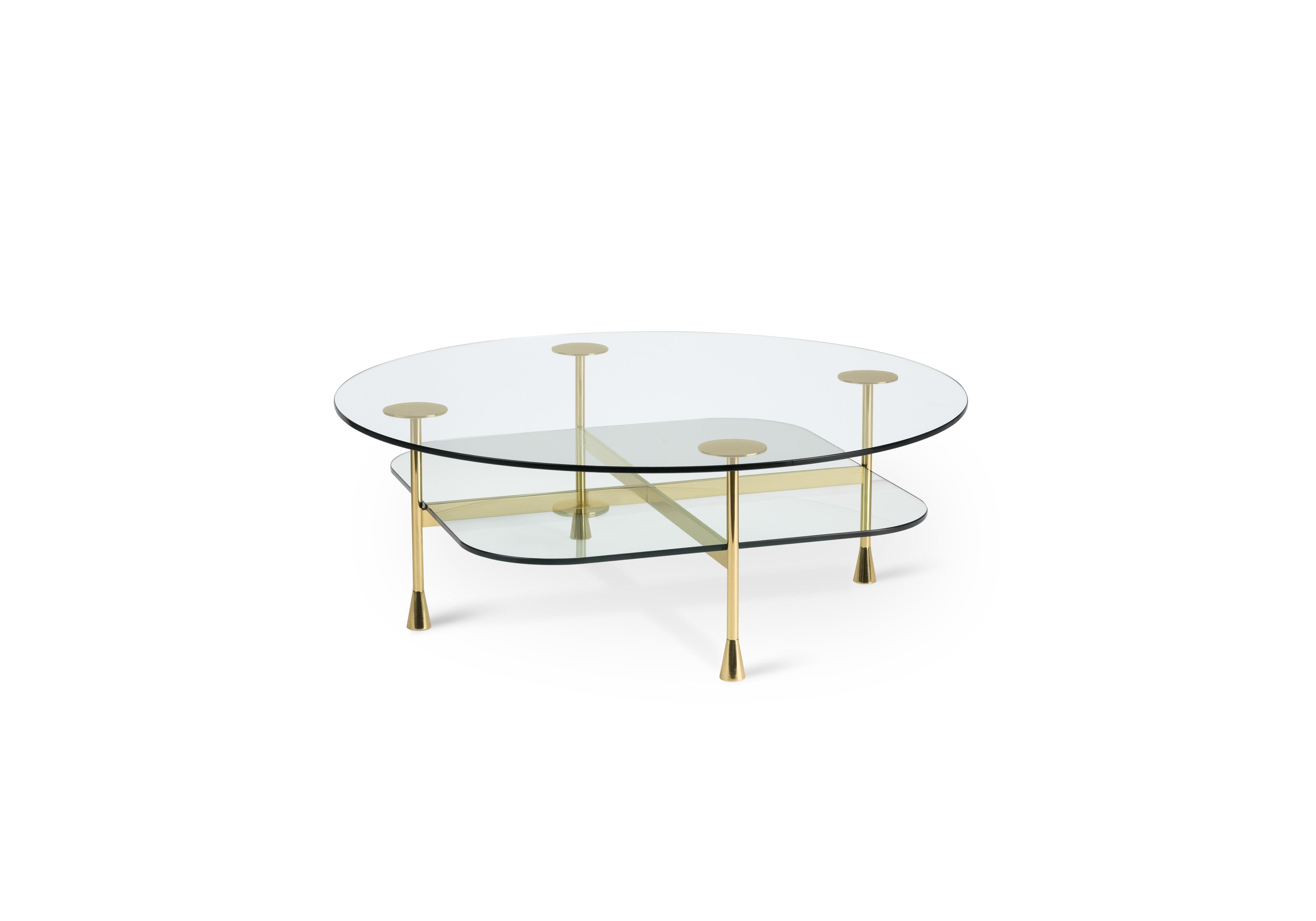 Side table in crystal and brass
The Vitruvian man and the idea of the human body perfection: this is how the designer sees this central coffee table shaped perfectly with the squared and round shape. The glass, in the double overlapping layer,