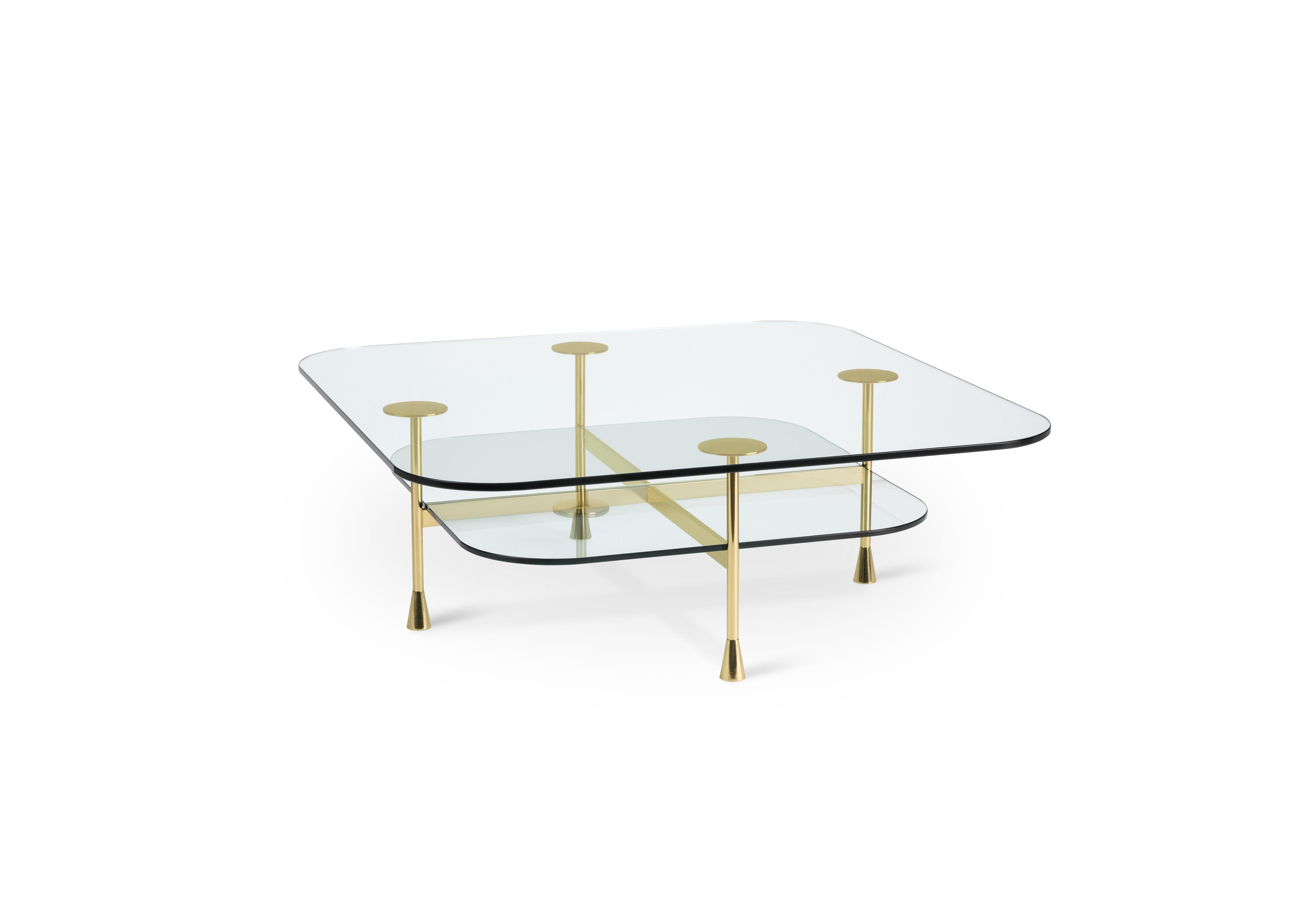 Side table in crystal and brass
The Vitruvian man and the idea of the human body perfection: this is how the designer sees this central coffee table shaped perfectly with the squared and round shape. The glass, in the double overlapping layer,
