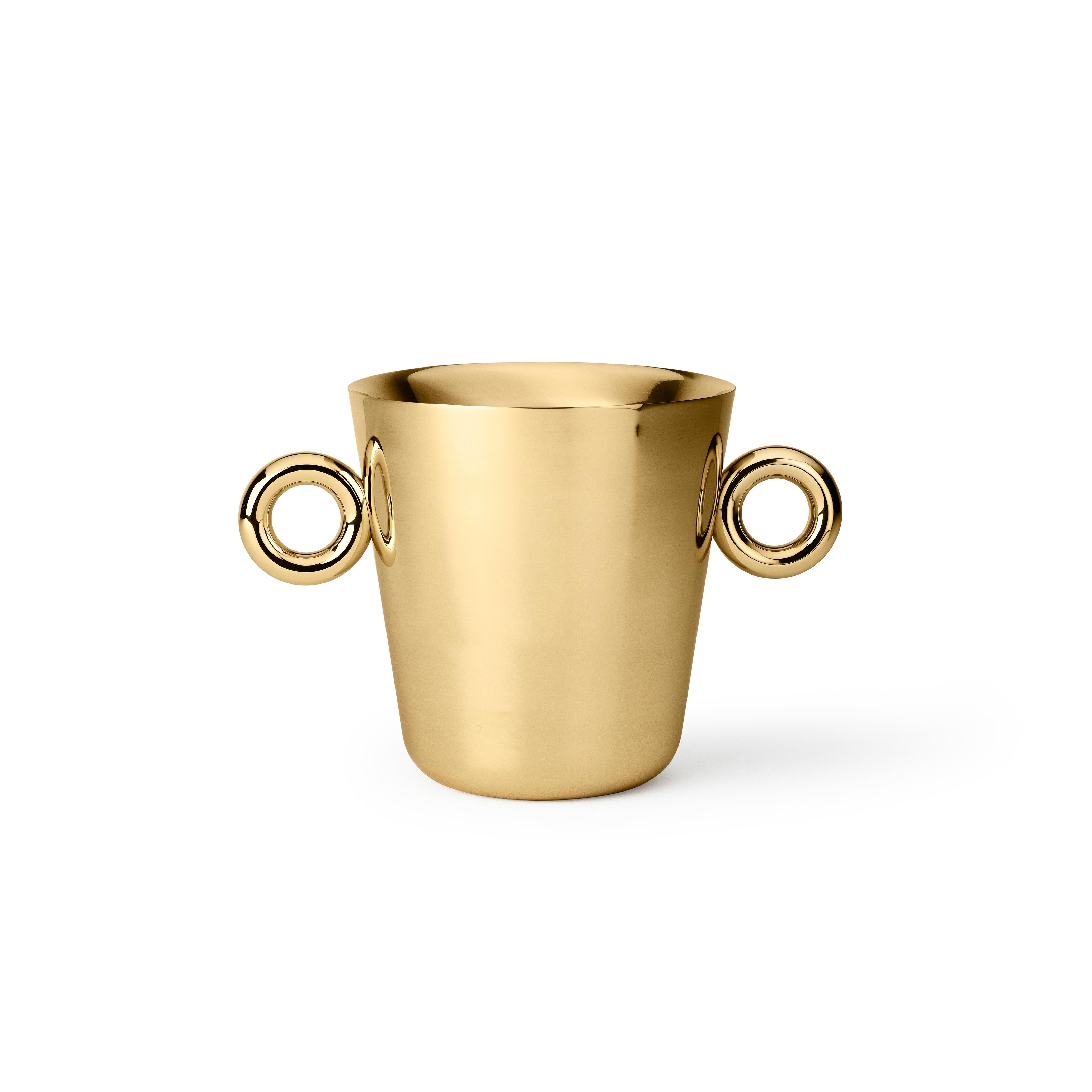 Ice bucket in brass
For the double O champagne cooler Hutten used his iconic loop shape. The O shaped handle give a playful but chique touch to the cooler. James will love it.

Material:
Stainless steel with pvd treatment and handles in