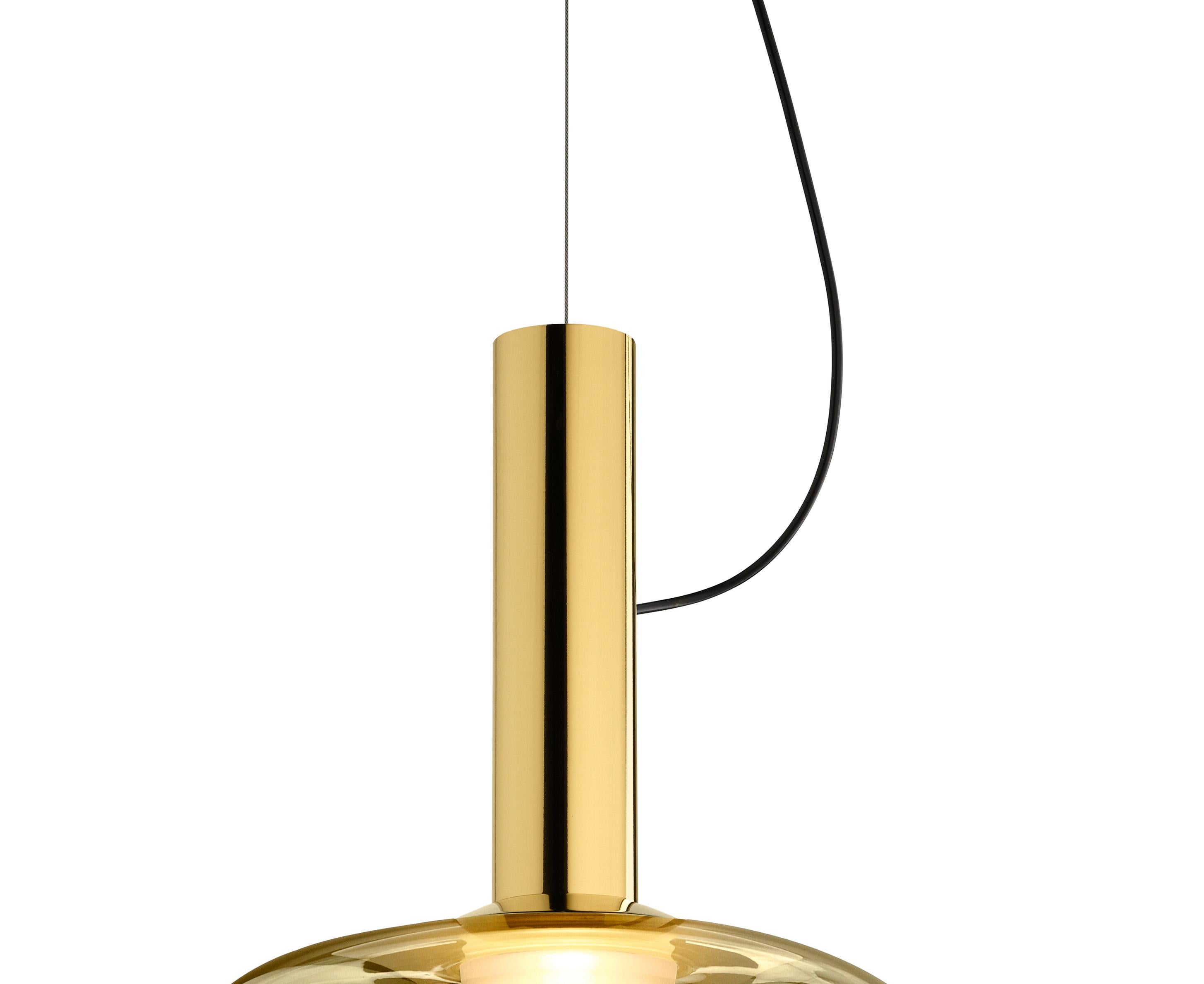 Lampada a sospensione. Un gioco di intersezione di due forme per definire un tono morbido e geometrico, una nuvola di luce che nasce dal diffusore in vetro appoggiato su un cono in ottone massiccio.

Materiali:
Ottone e vetro metallico.