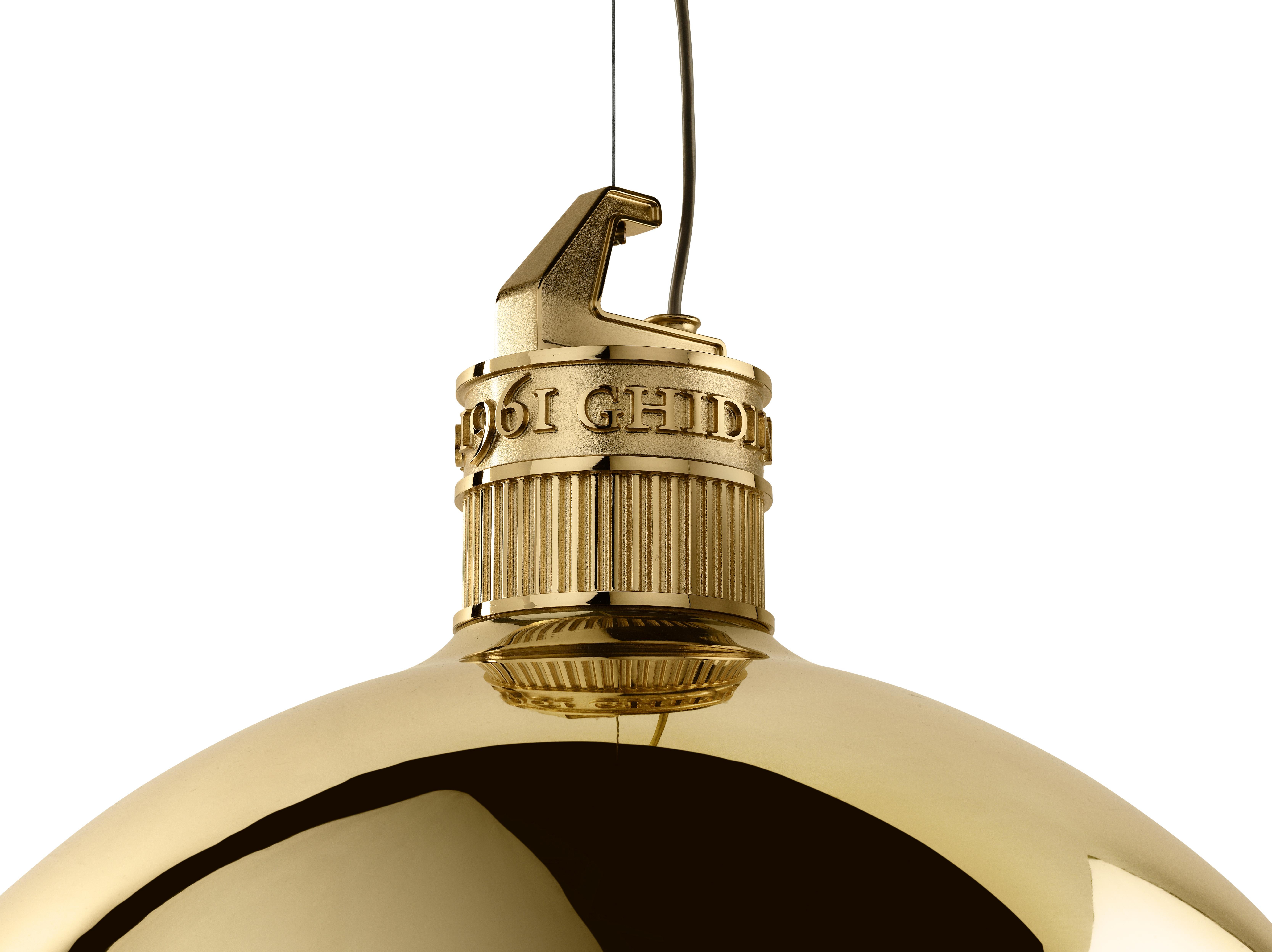 Die Glocke Metall-Lampe in Industriehallen verwendet wird, ist ein No-Name-Ikone der Metall-Aufhängung, in einem Gleichgewicht zwischen technischen und funktionalen Bild und Erinnerung, findet leicht seinen Platz in der zeitgenössischen