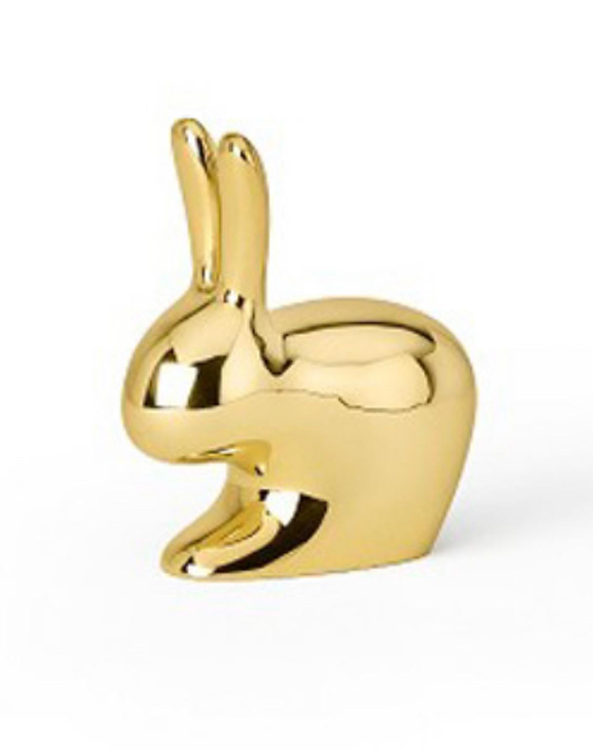 This is the latest iconic object designed by Stefano Giovannoni, for Ghidini 1961. An Italian contemporary design factory. Its designers: Campana Brothers, Mendini, Studio Job and more other archistars.
This figurative sculpture is a rabbit, a