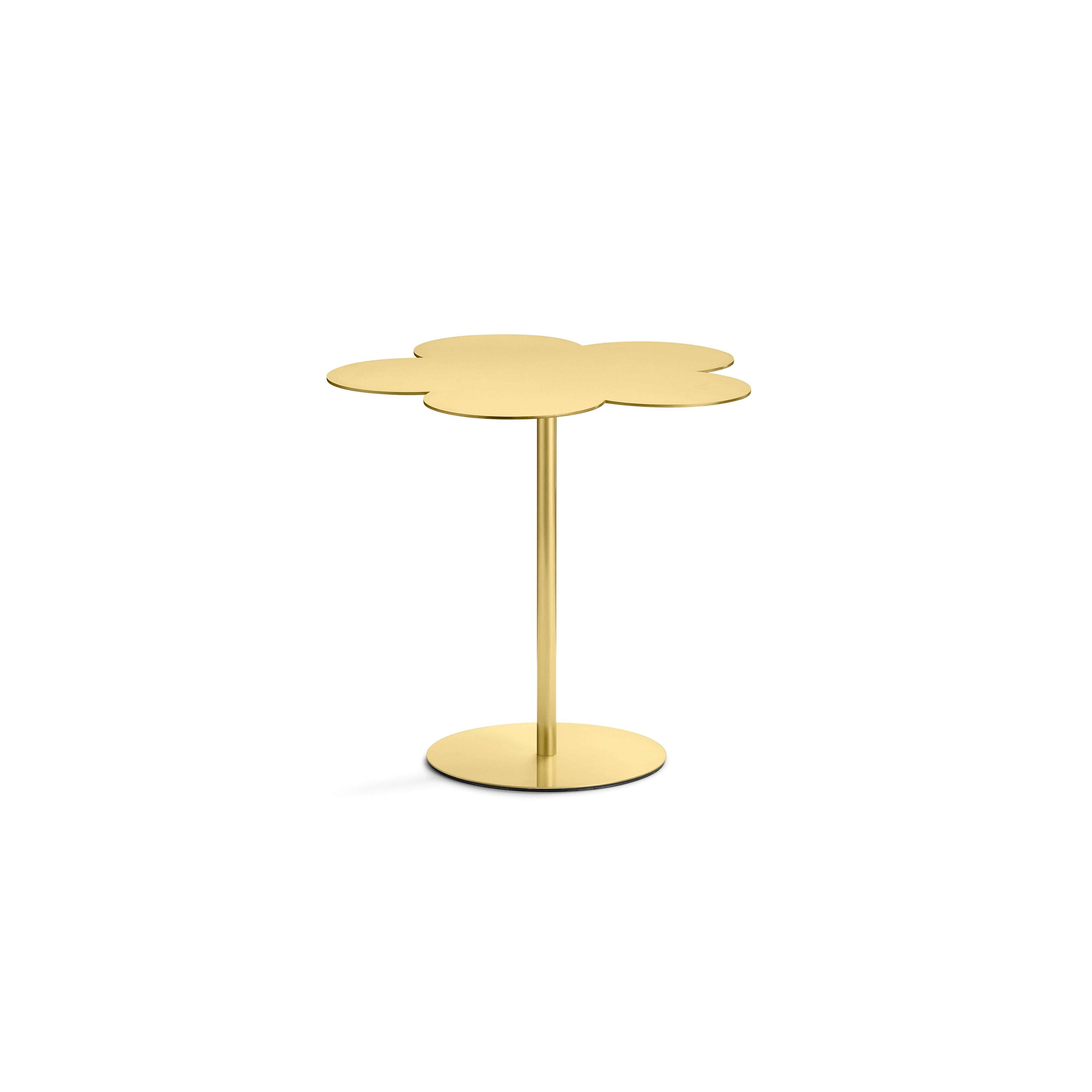 Large coffee side table
The natural element is the focus of this project of a coffee table where the surface is shaped like a stylized flower. A triptych of distinct elements which rest on a circular foot and, given the different heights, can be