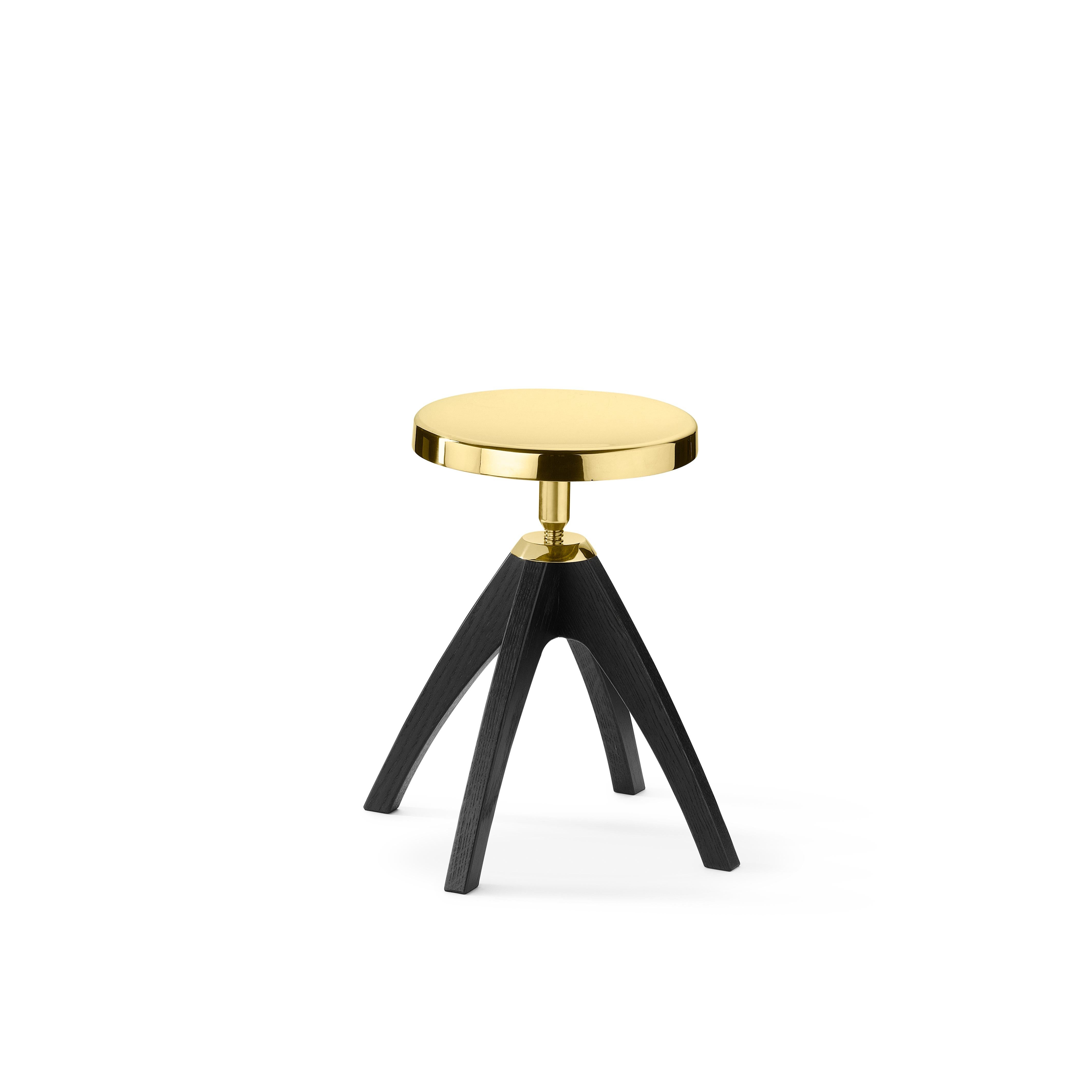 Stool in brass and dark durmast.
The height-adjustable stool, subject of which you can appreciate the adaptability with a gesture, in different contexts and users, becomes a precious object, with light or dark oak legs slightly bent and round seat