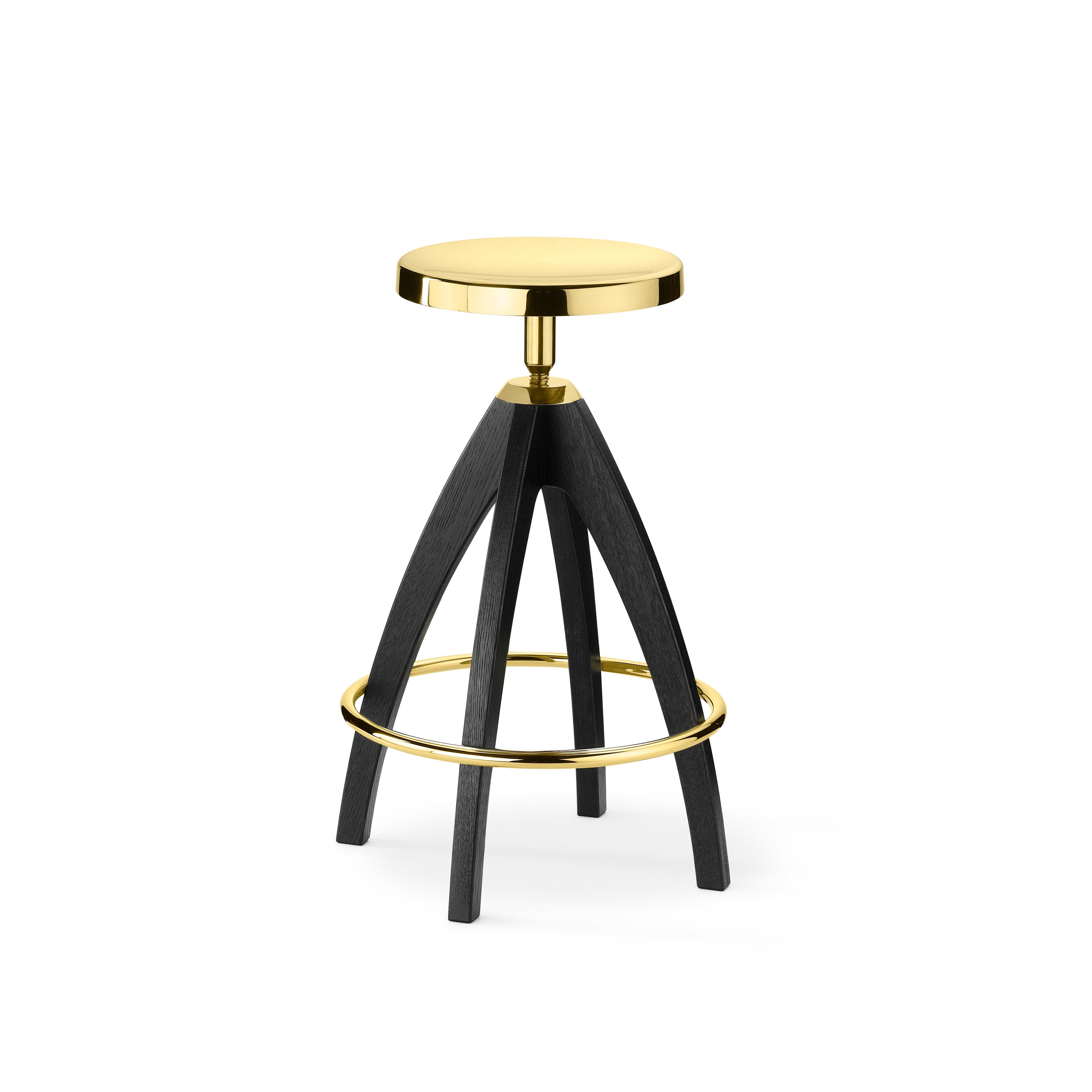 Bar stool in brass and dark durmast
The height-adjustable stool, subject of which you can appreciate the adaptability with a gesture, in different contexts and users, becomes a precious object, with light or dark oak legs slightly bent and round