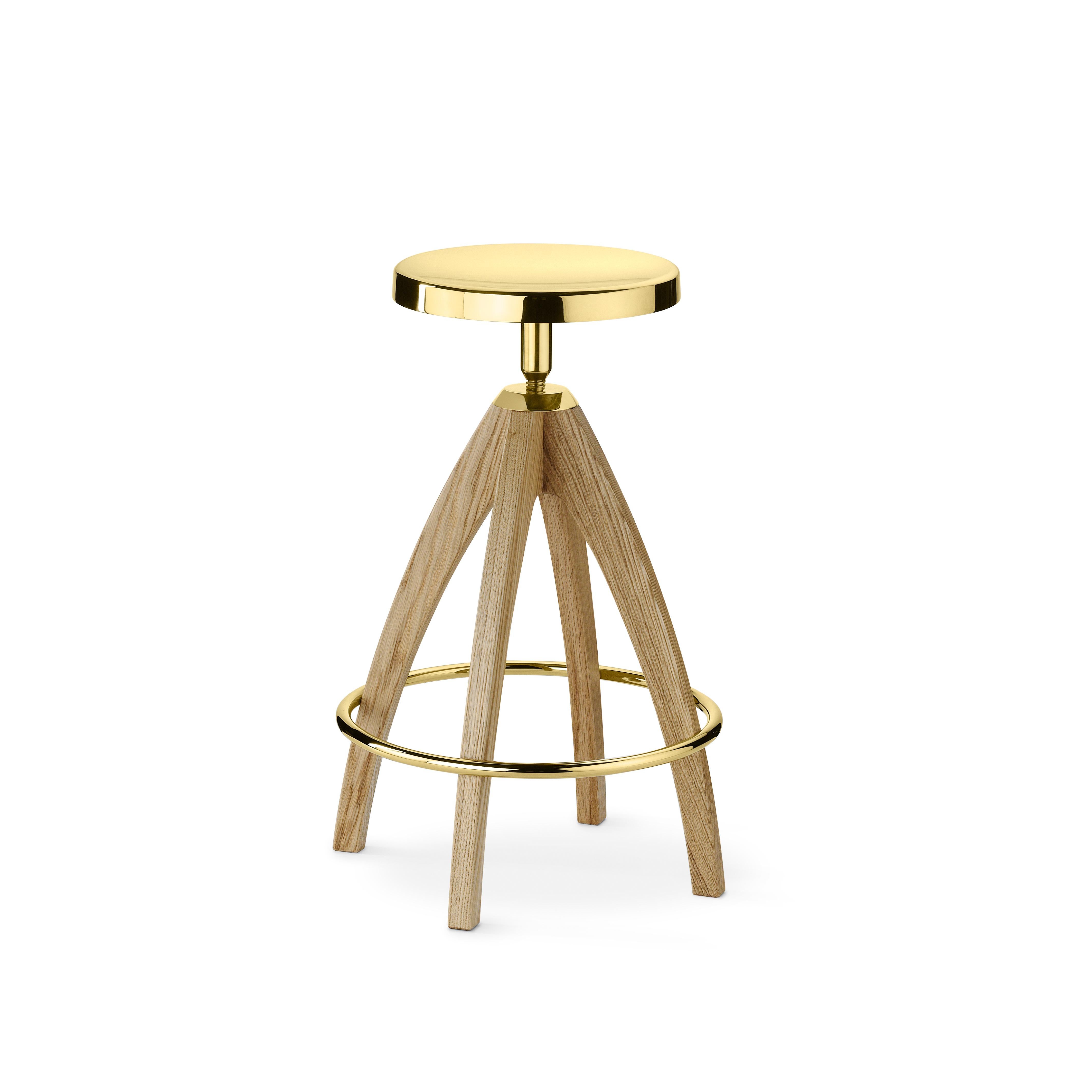 Bar stool in brass and light durmast
The height-adjustable stool, subject of which you can appreciate the adaptability with a gesture, in different contexts and users, becomes a precious object, with light or dark oak legs slightly bent and round